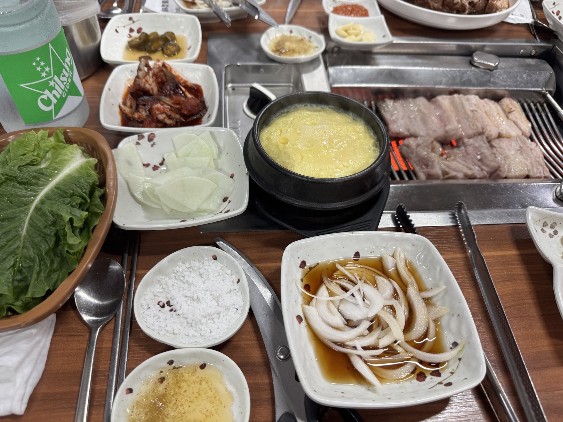 상추와 파채, 소스, 반찬을 차려 놓은 상