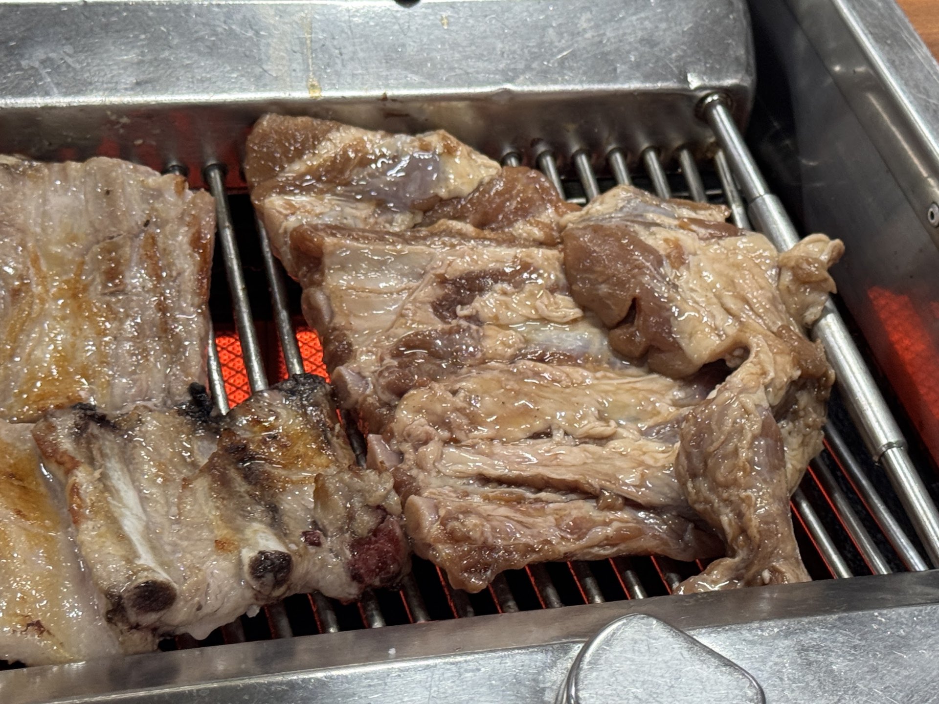 숯불 위에서 익어가는 갈비 가까이 본 모습