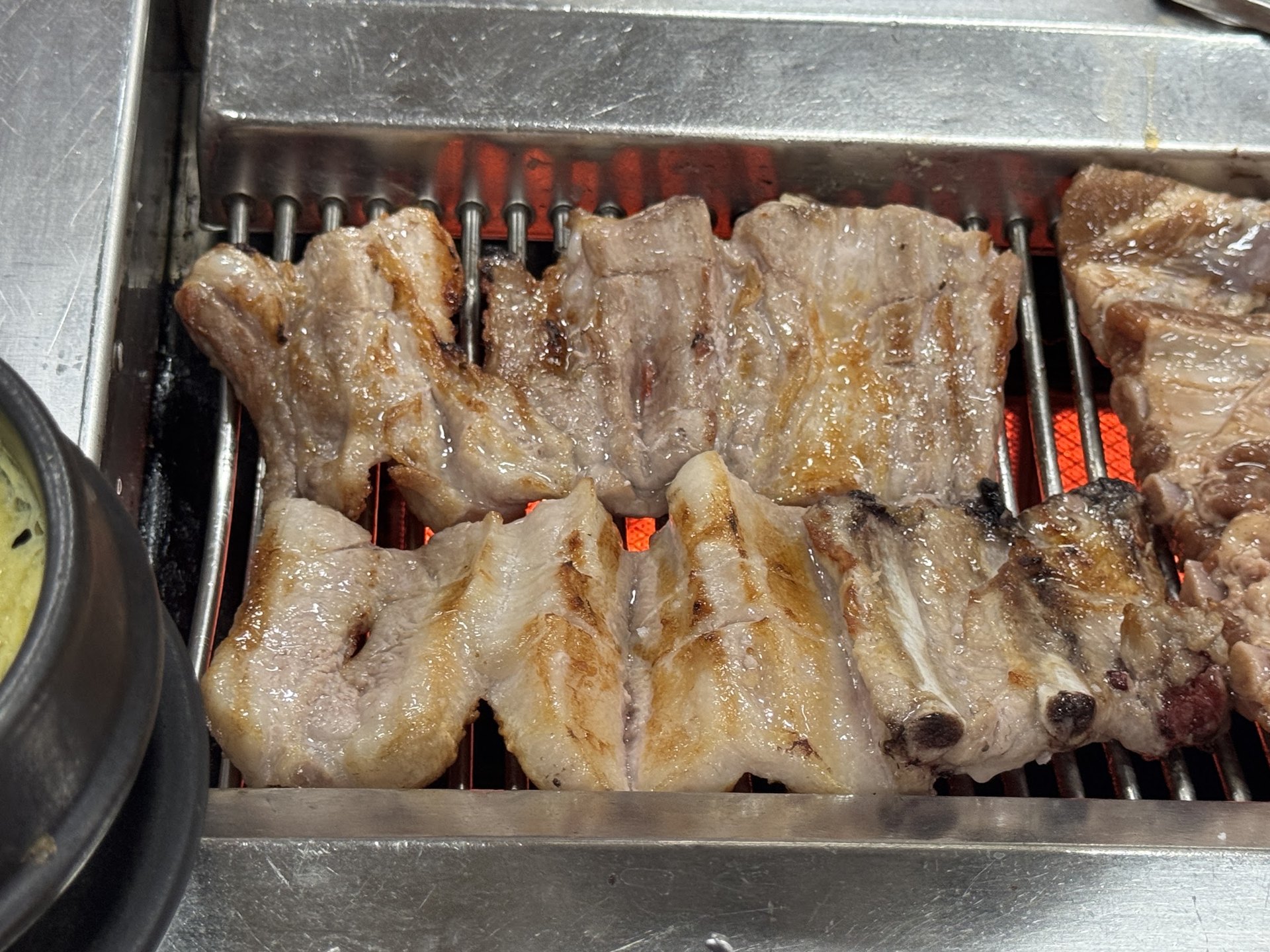 숯불 석쇠 위에 올린 갈비