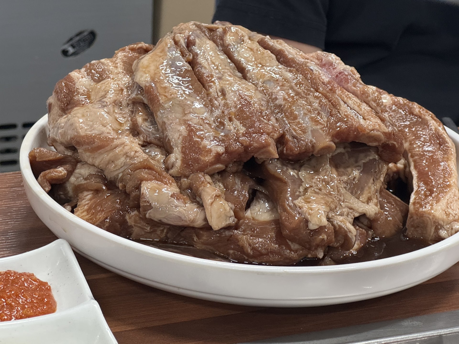 흰 접시에 수북하게 담긴 생갈비