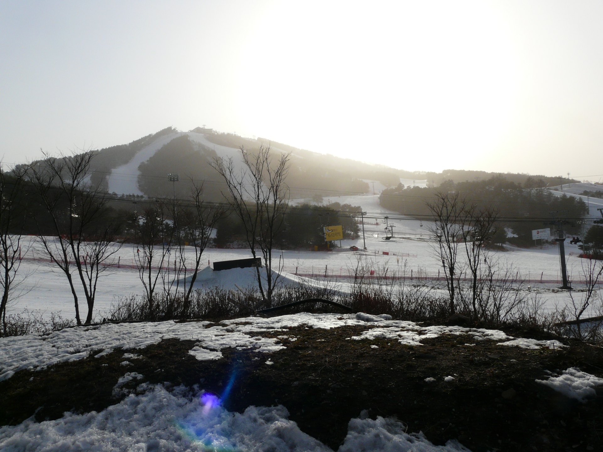 夕陽下的韓國滑雪場雪道