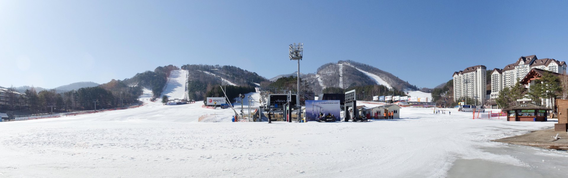 江原道滑雪場寬闊的雪道與積雪的斜坡