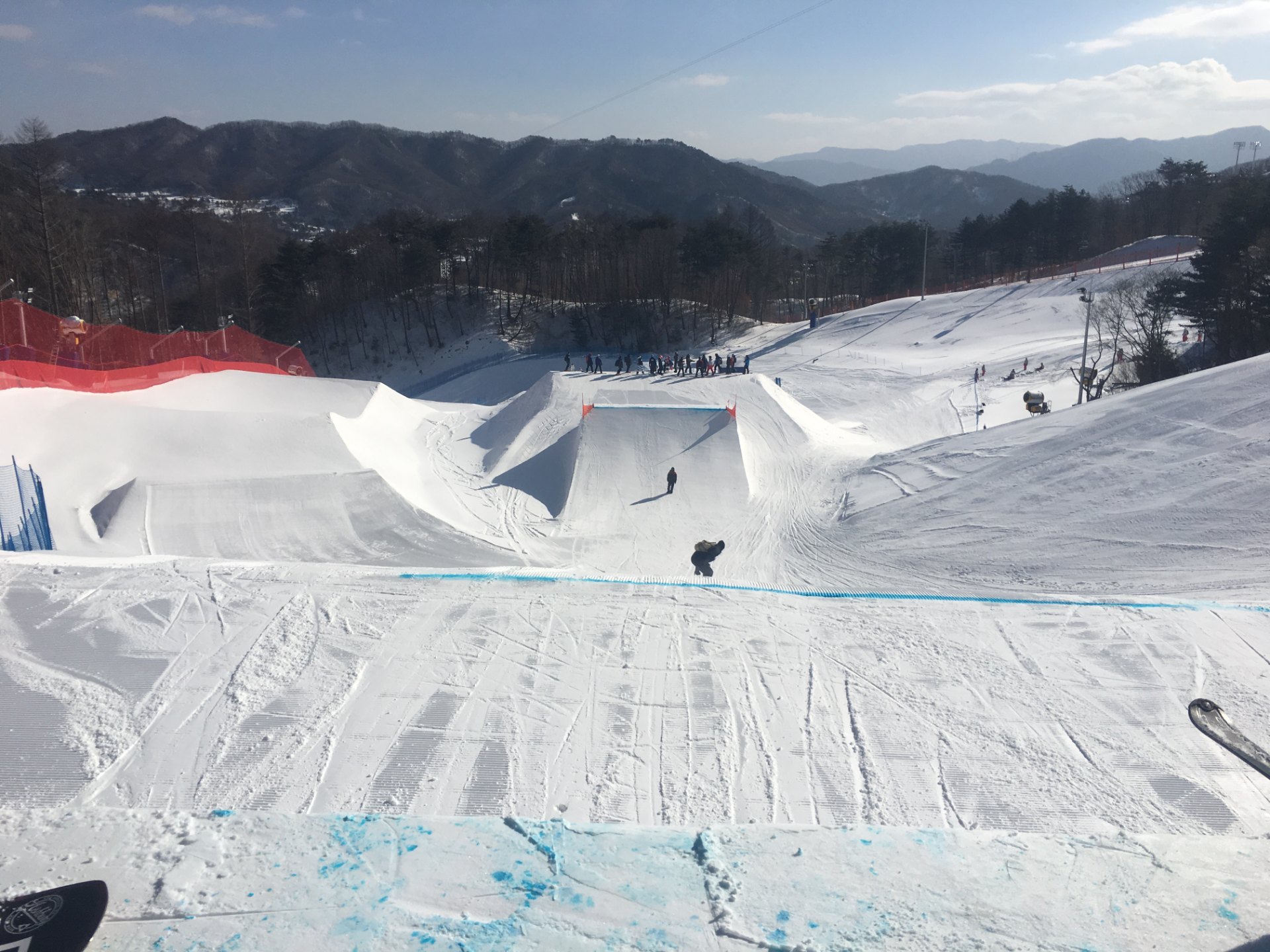 韓國滑雪場雪地公園的跳台與山景