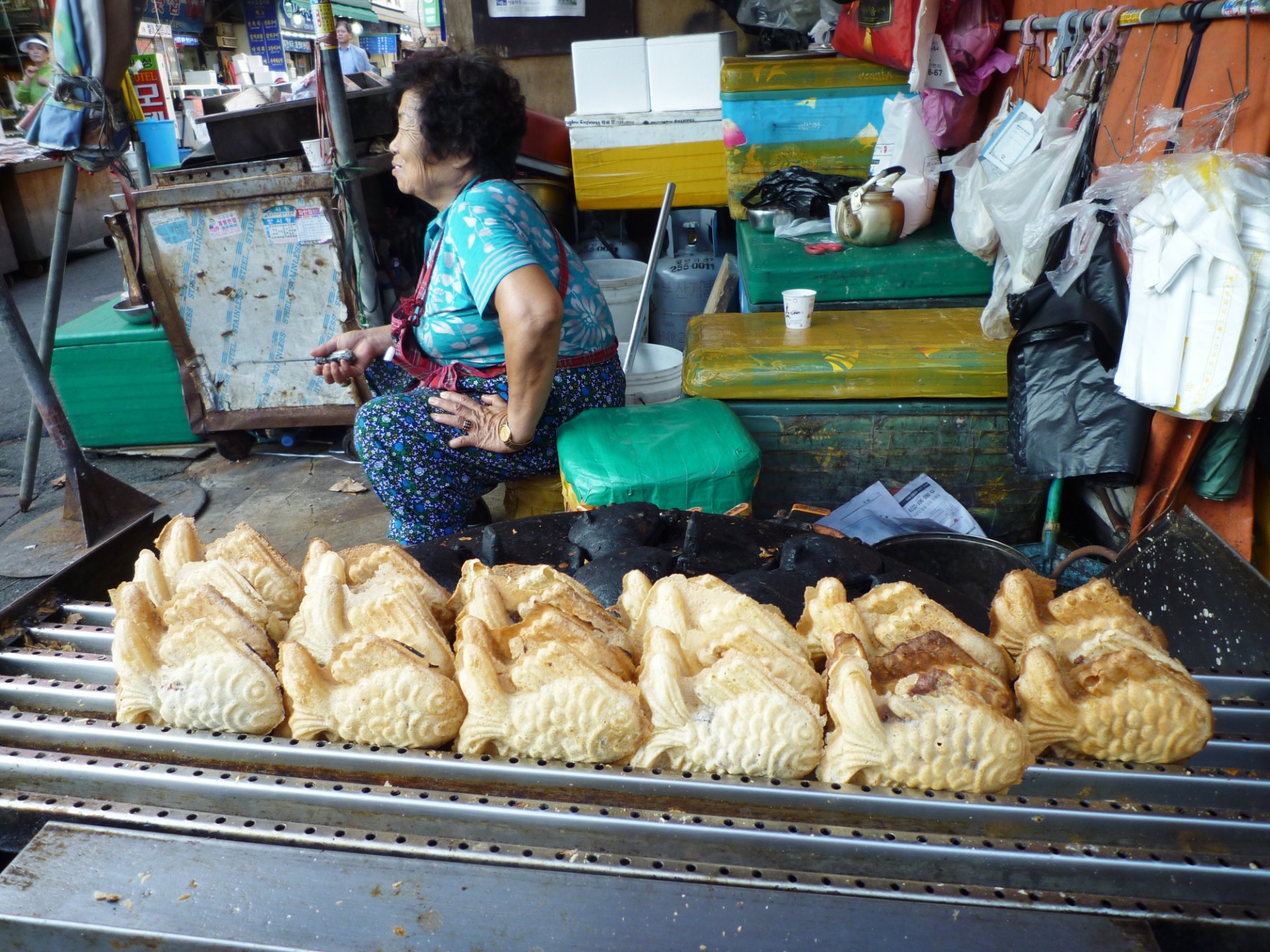 攤販鐵板上排列的剛烤好的鯽魚餅