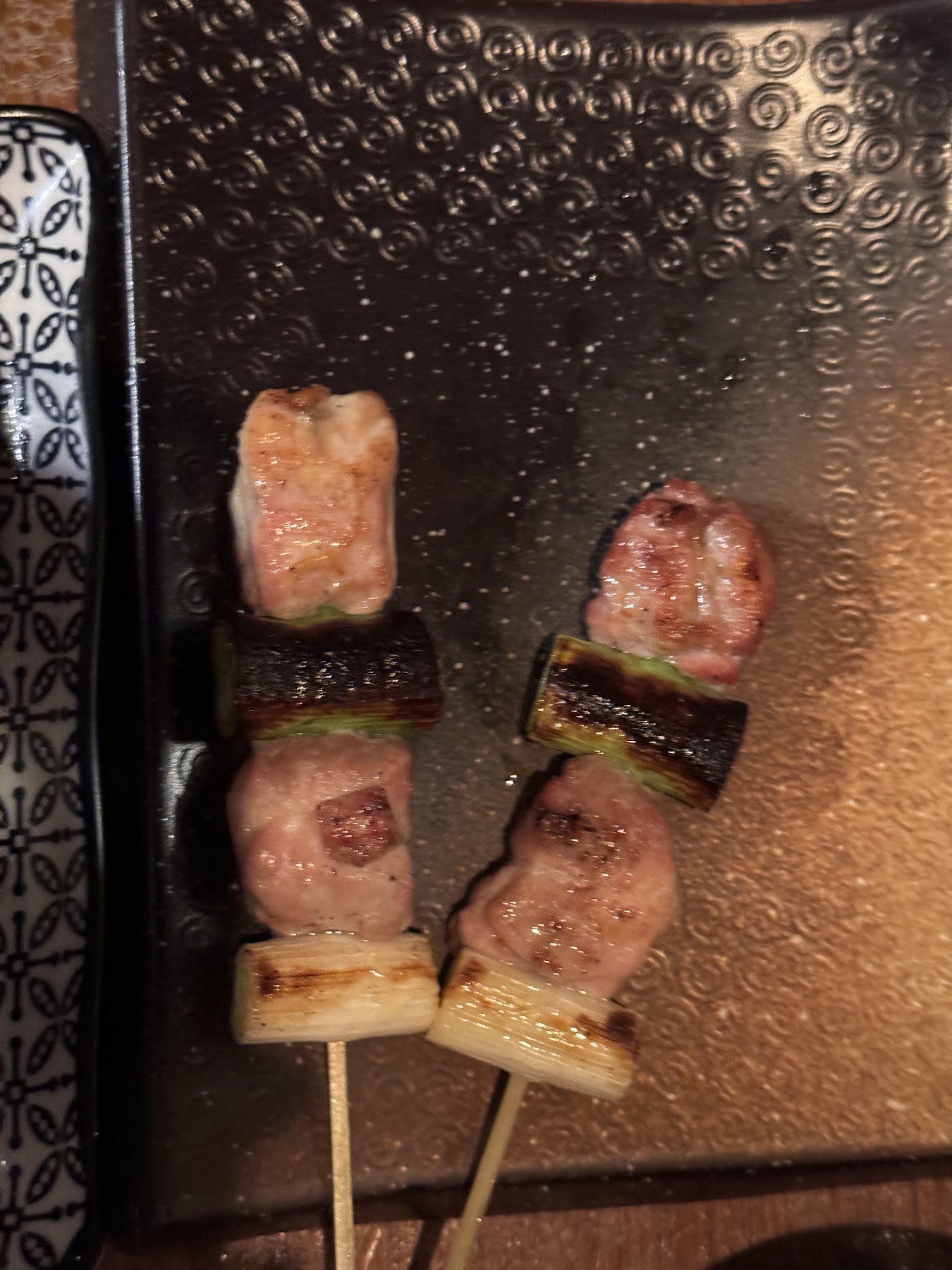 把切成方塊的食材交錯串起來烤的串