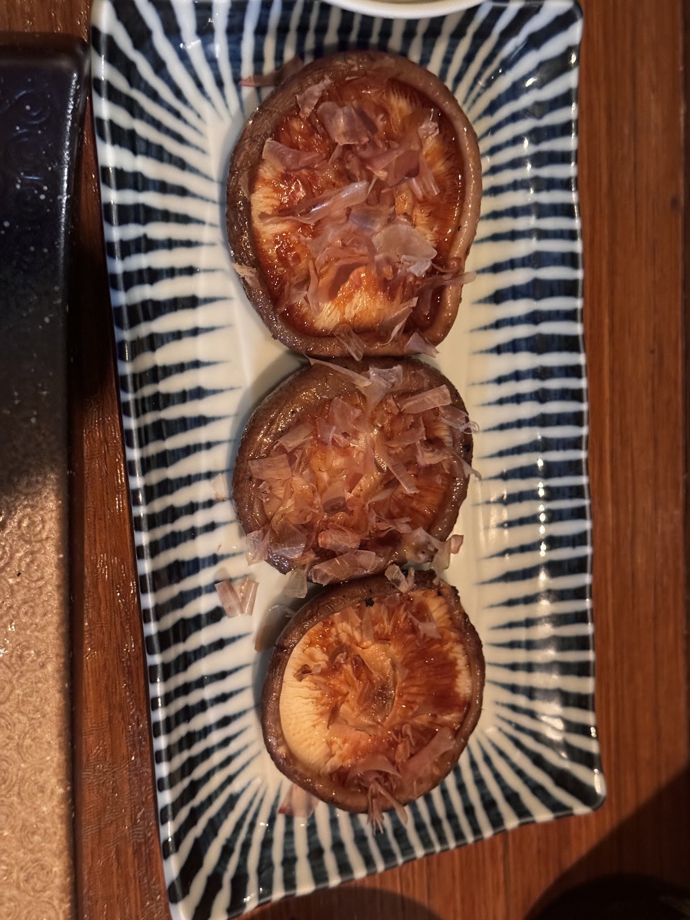傘面朝上整顆烤好的三朵香菇