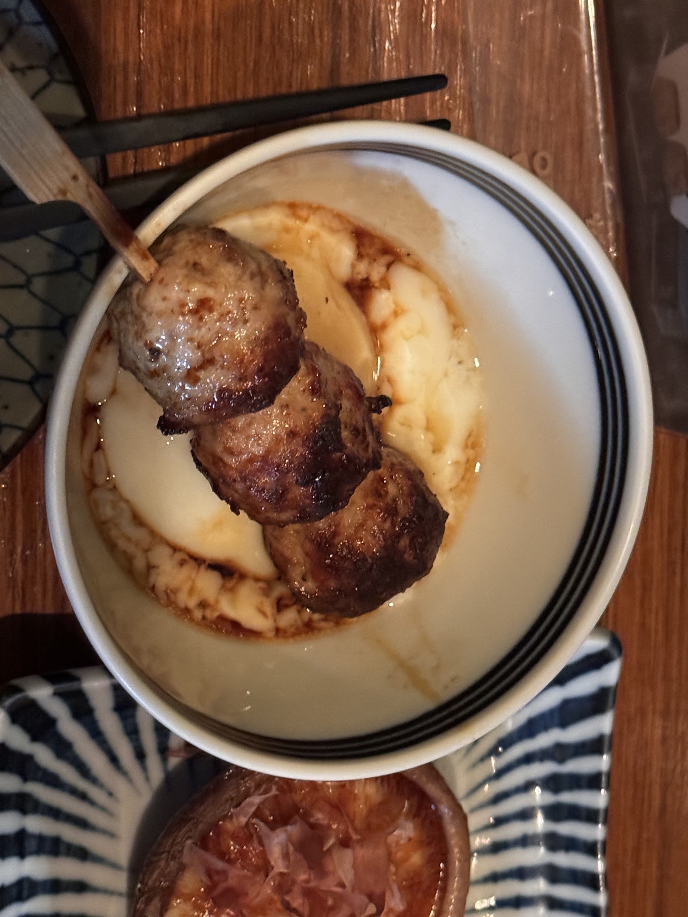 泡在小鍋蛋黃醬裡的雞肉丸