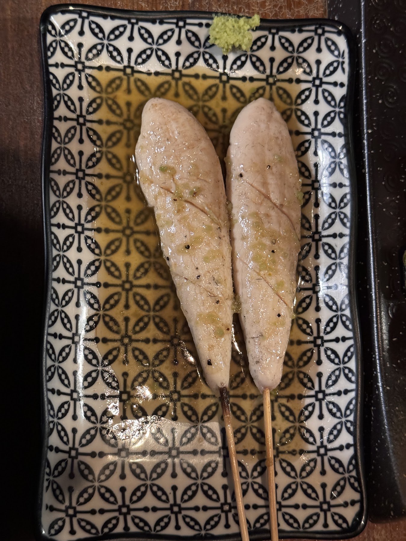 兩支幾乎沒有上色的白肉串