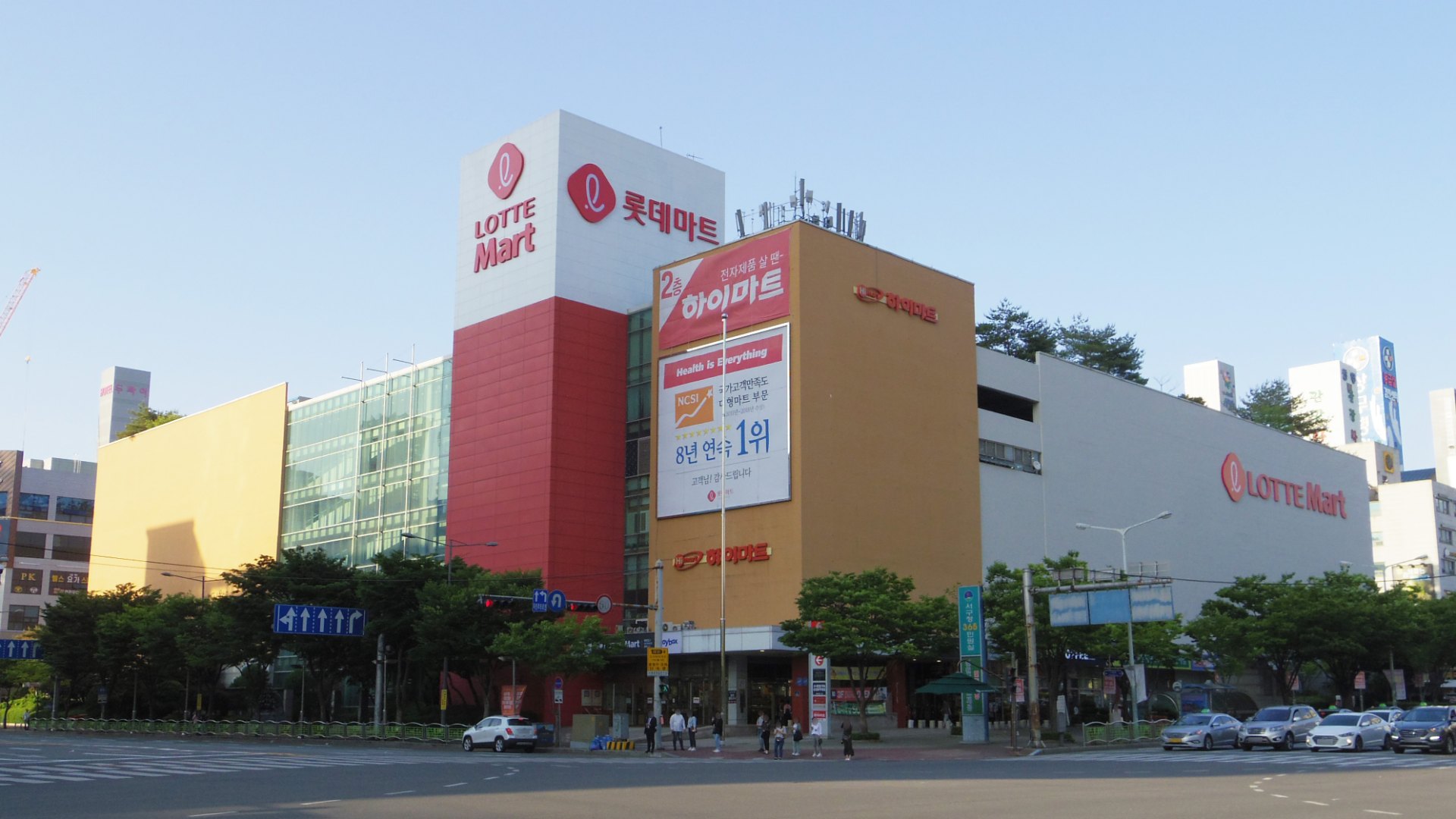 樂天超市門市外觀(照片為光州尚武店)
