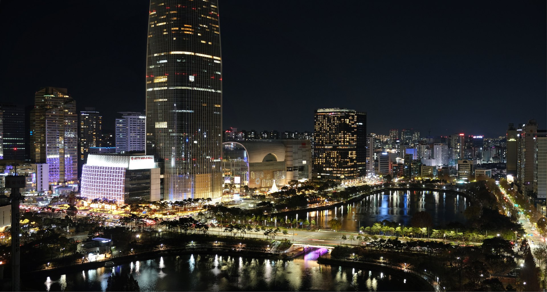 夜晚的樂天世界與湖