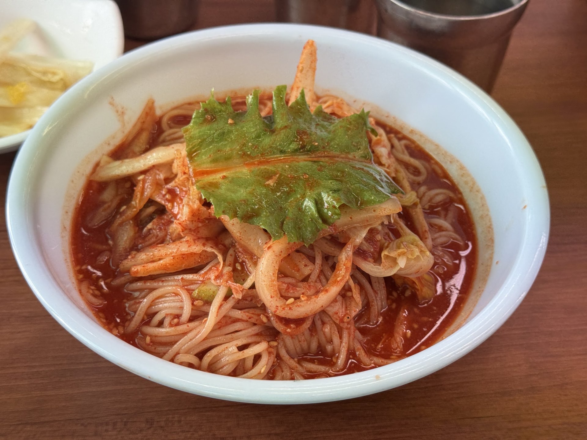 깻잎을 올린 붉은 비빔국수