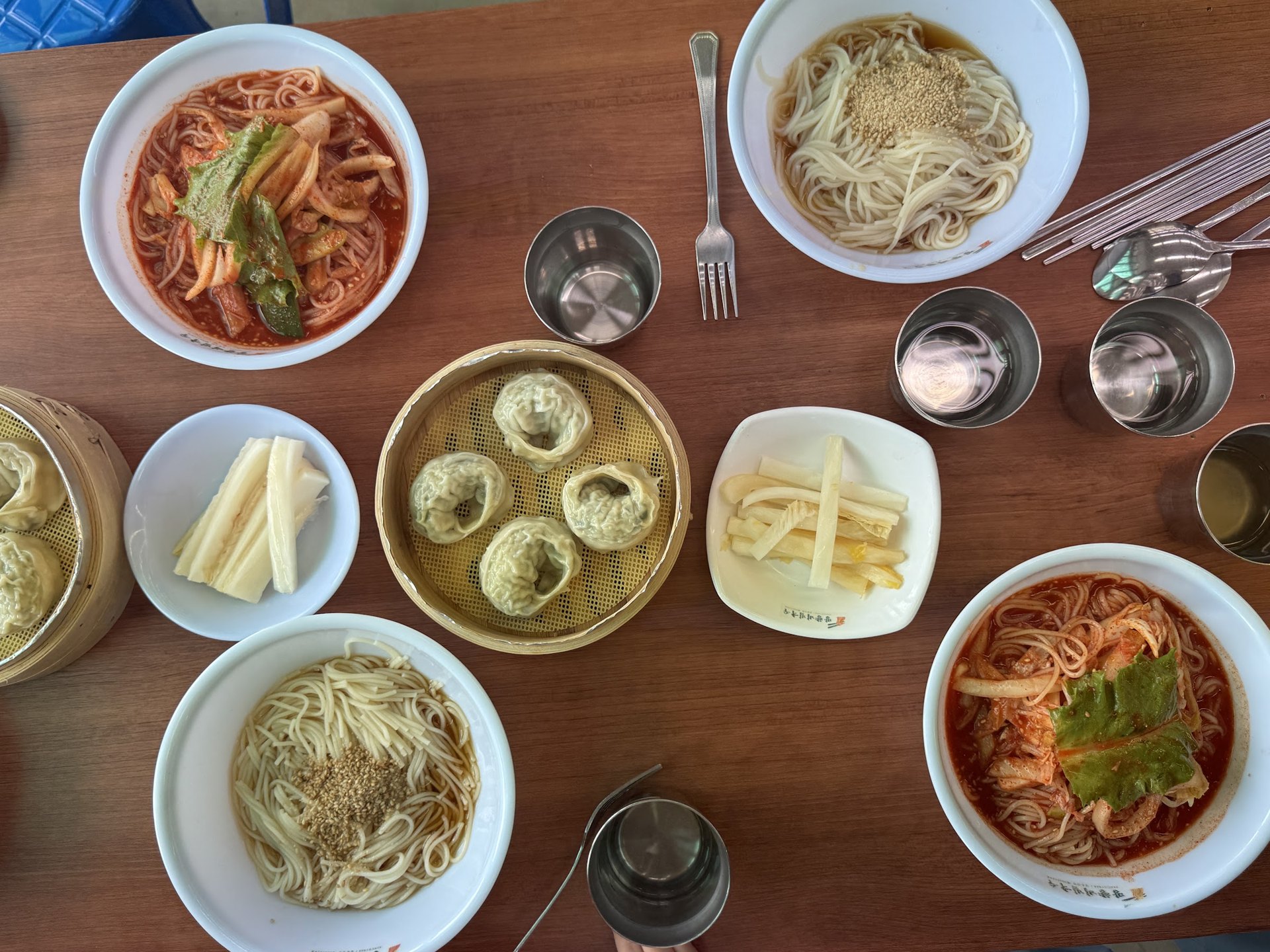 비빔국수와 잔치국수, 만두, 백김치를 함께 차린 상