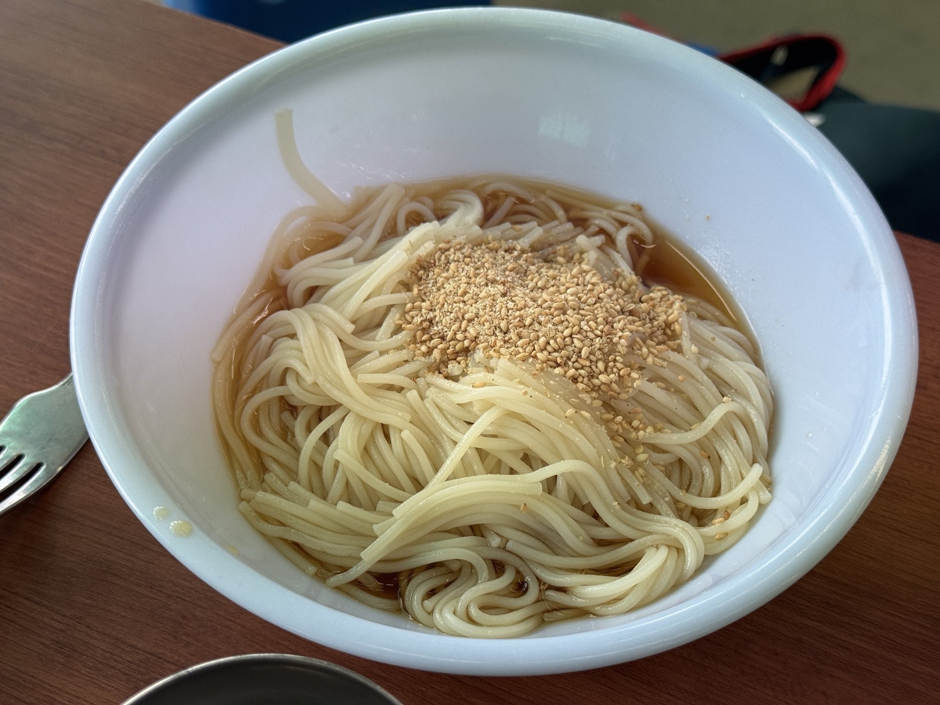 멸치 육수에 깨를 뿌린 잔치국수