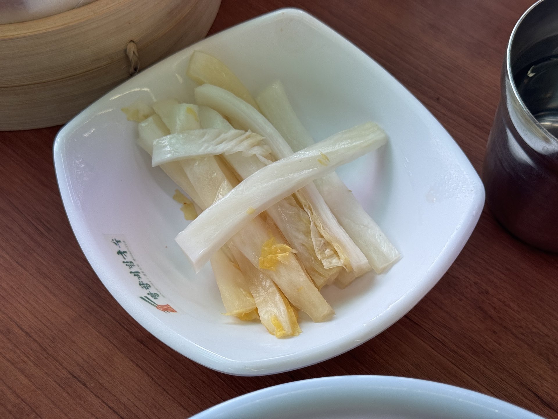 접시에 담긴 백김치