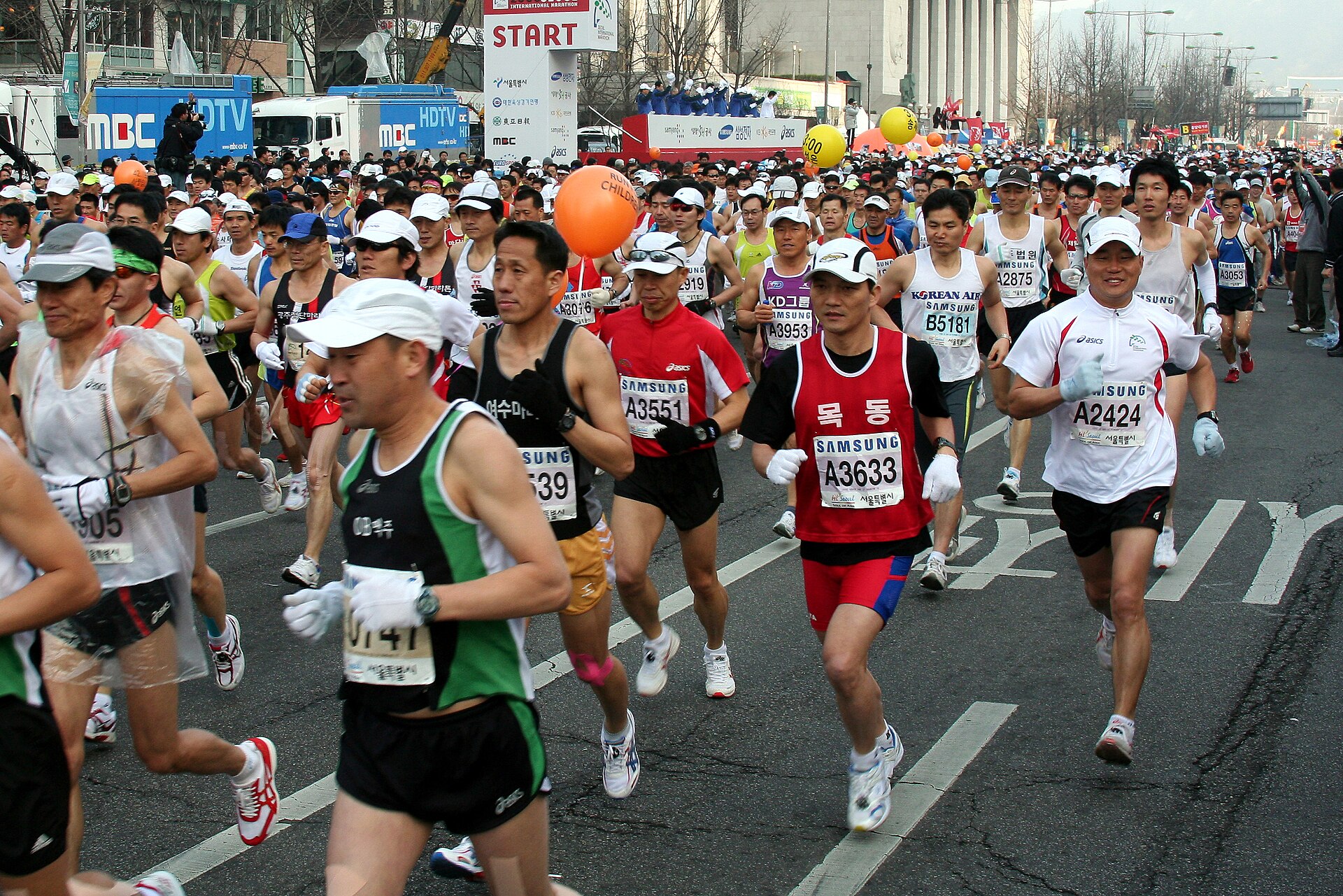 Runners on a race course