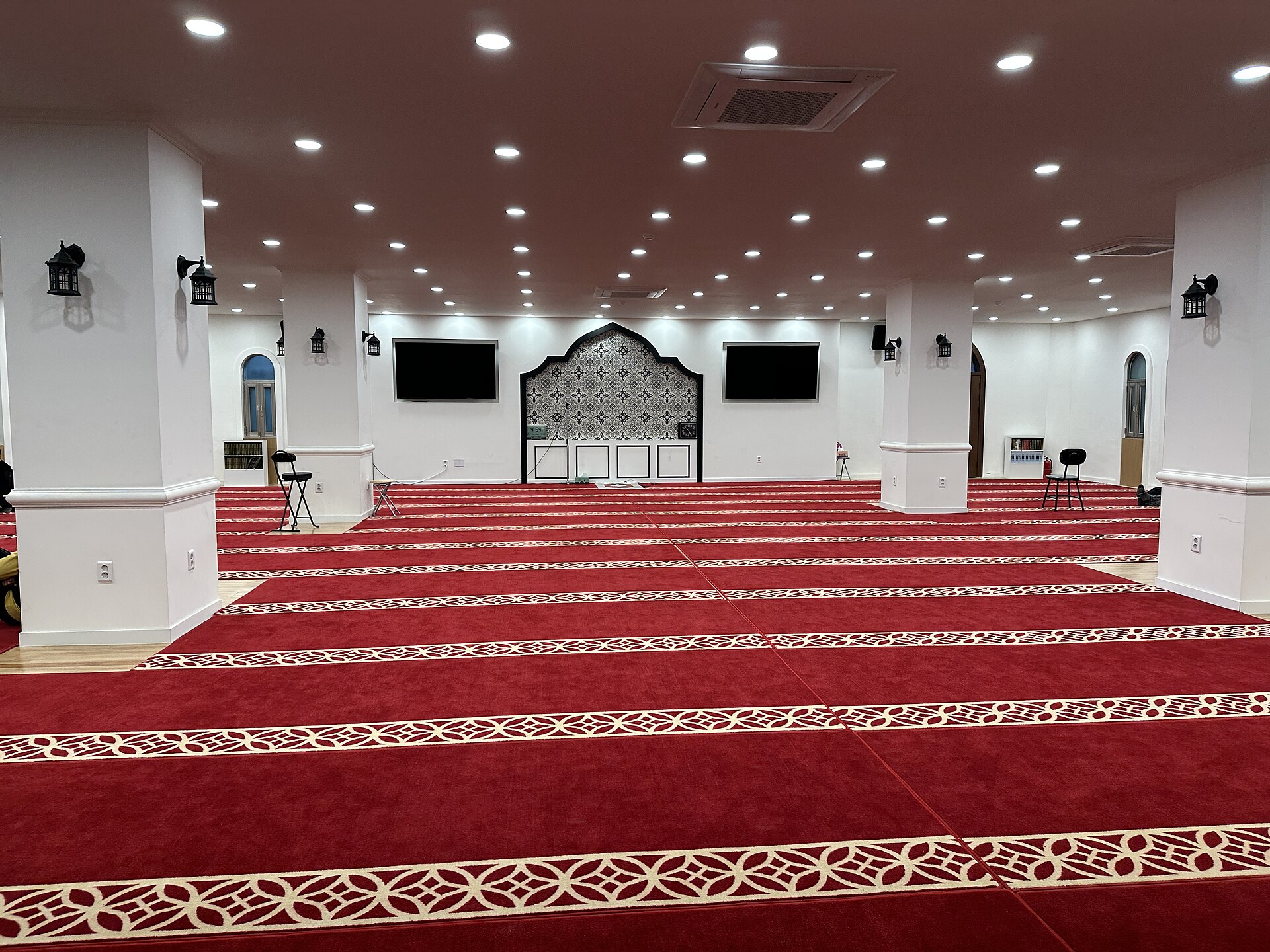 Ruang salat utama Masjid Pusat Seoul
