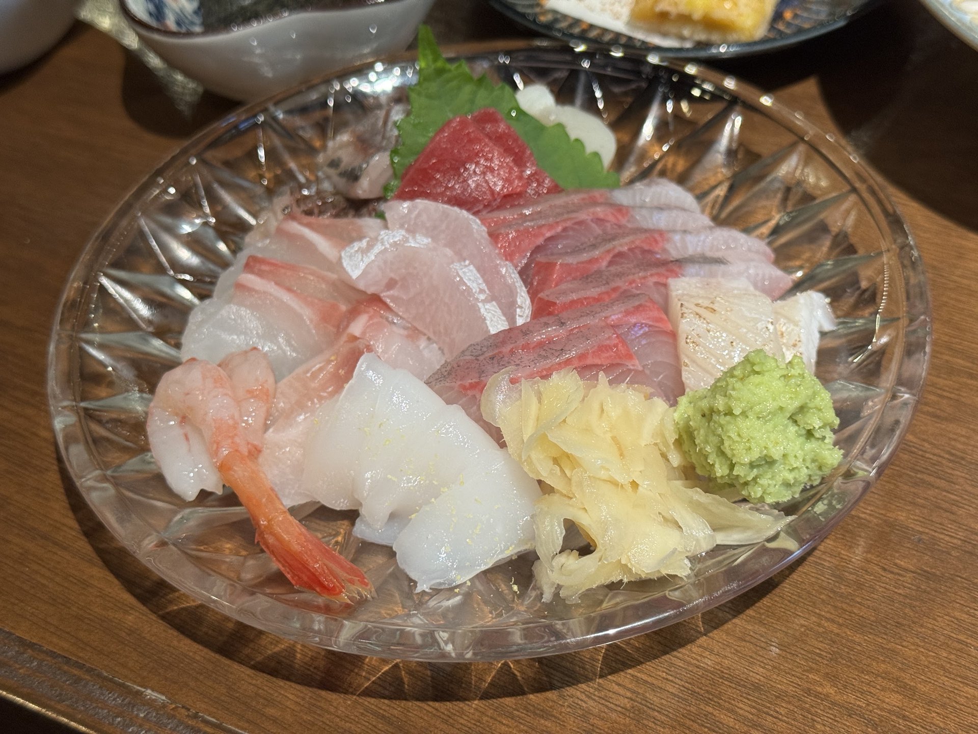 유리 접시에 담긴 제철 사시미와 단새우