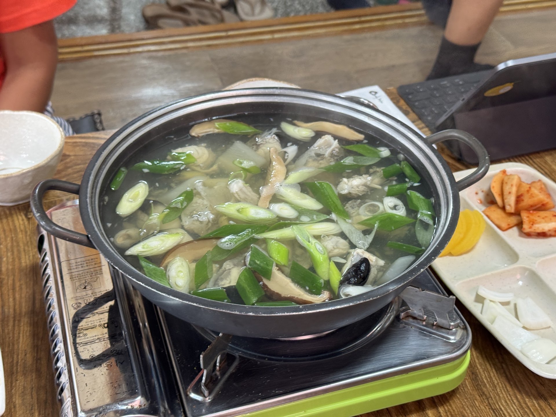 在卡式爐上滾著的清湯河豚鍋