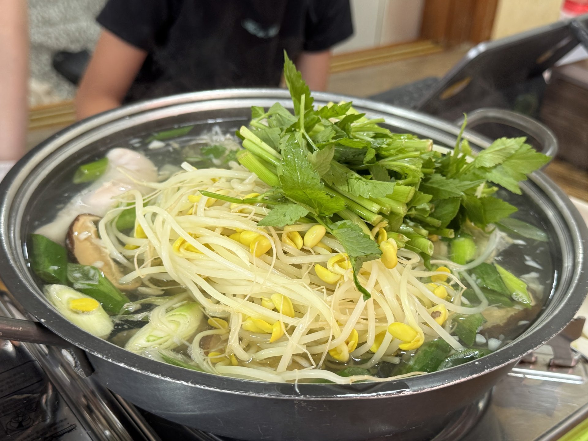 鋪上黃豆芽與水芹端出的清湯河豚鍋