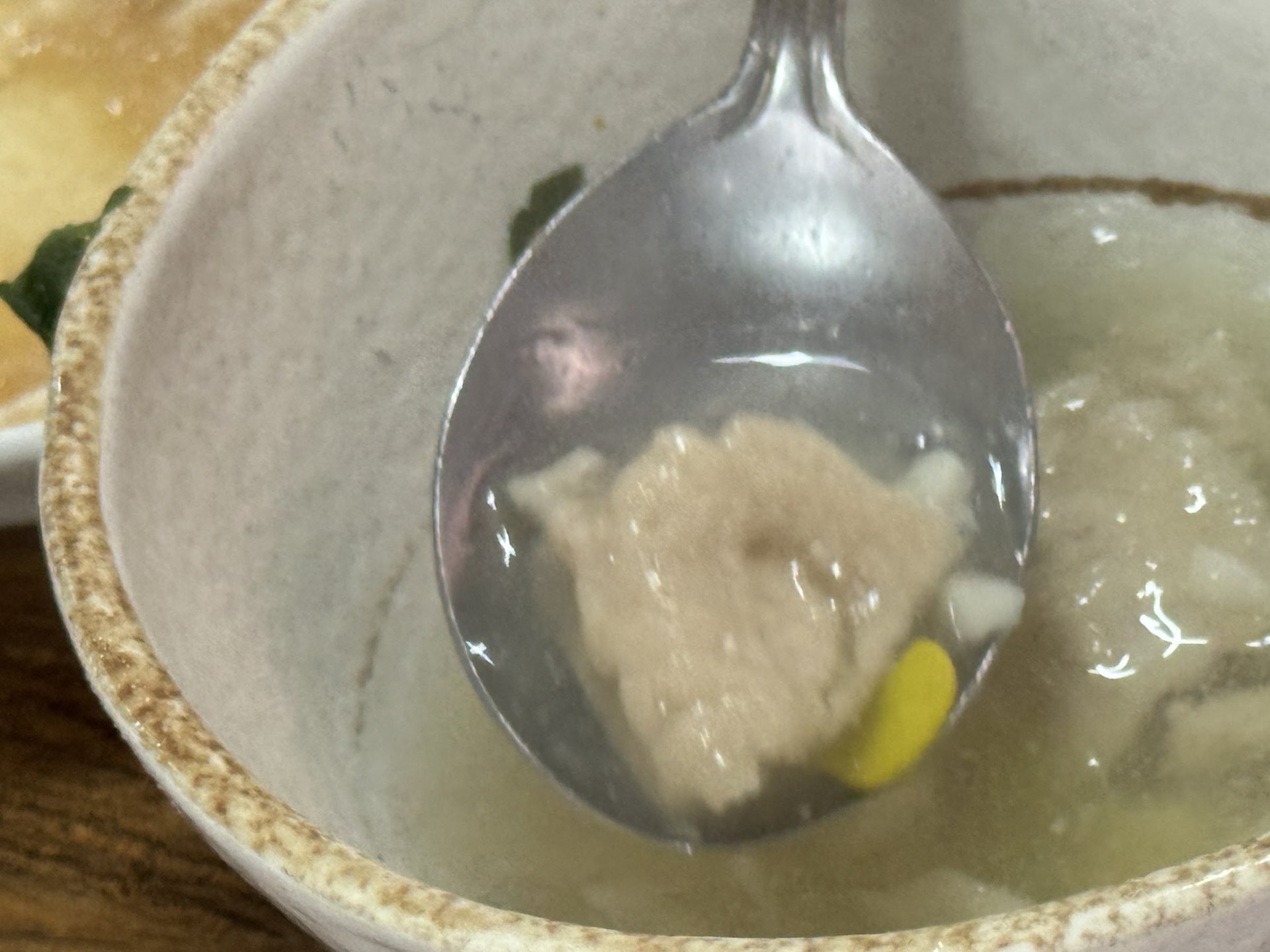 用湯勺撈起的一片蕎麥麵疙瘩