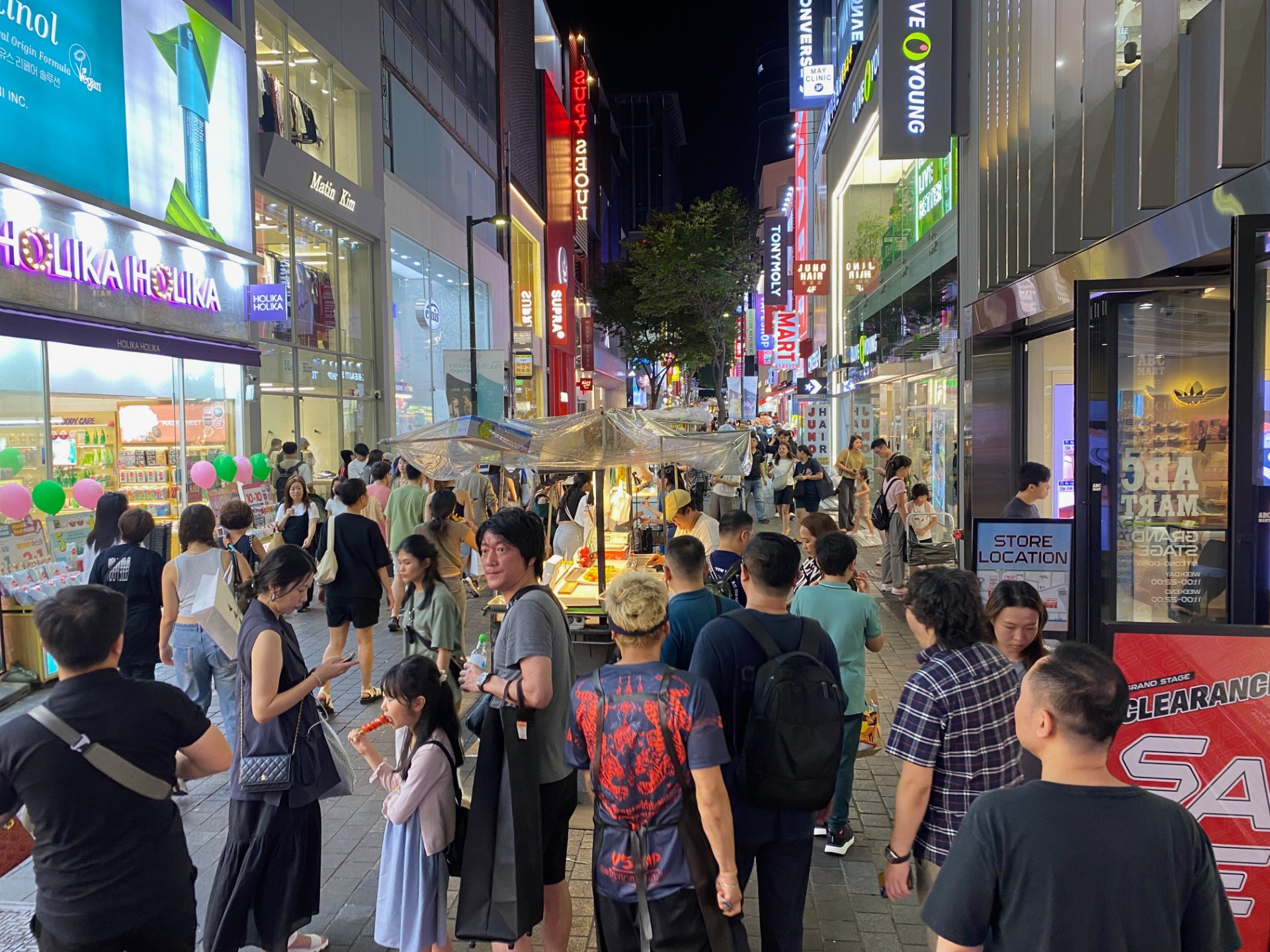 明洞夜晚的小吃攤街