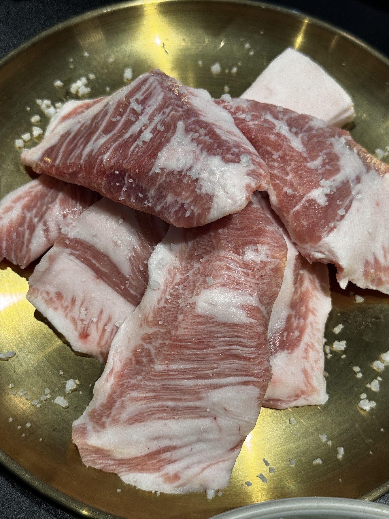 疊放在金色盤子裡的排骨肉