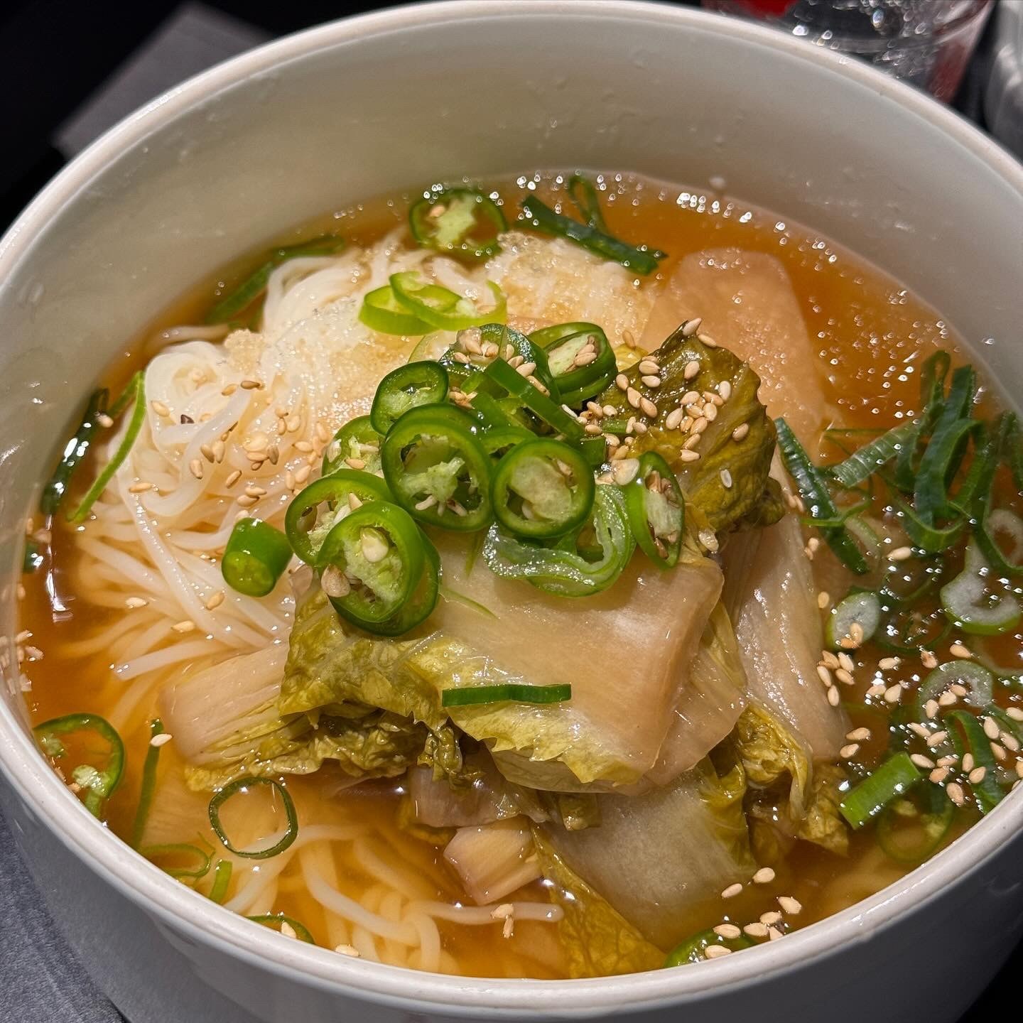 放上醃菜與蔥的一碗麵