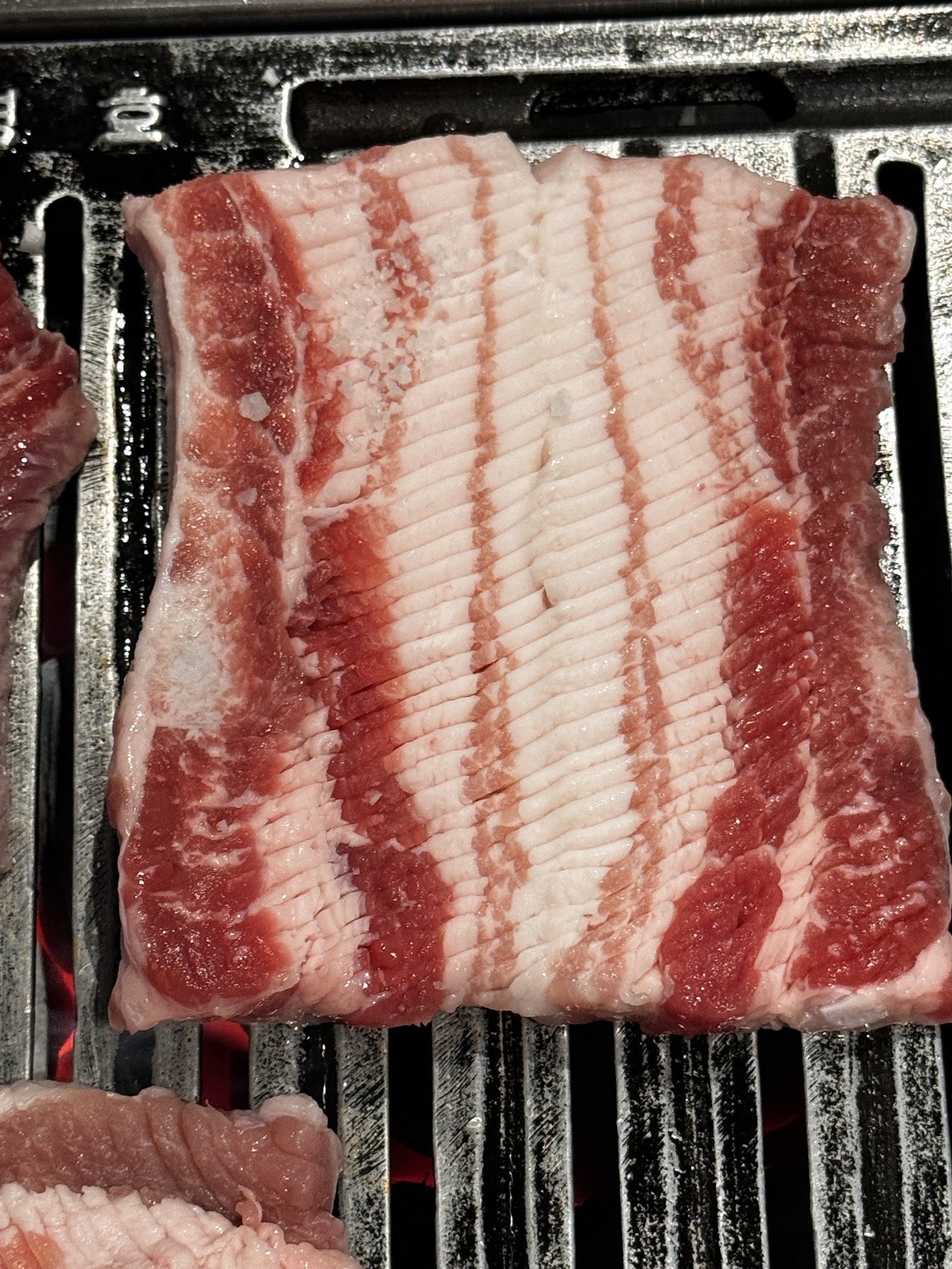 放在炭火上的排骨肉