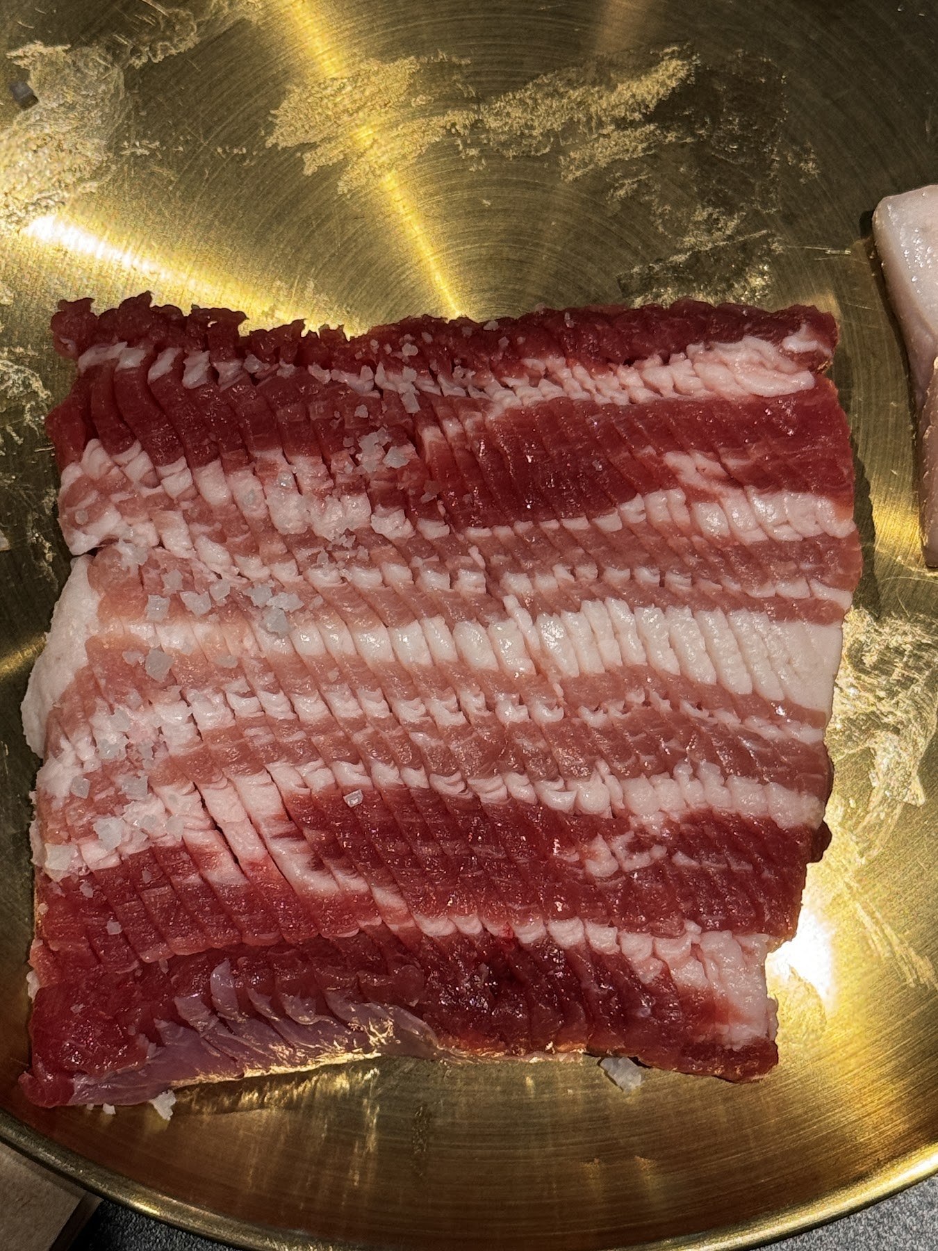 盛在金色盤子裡的蒜味醃排骨