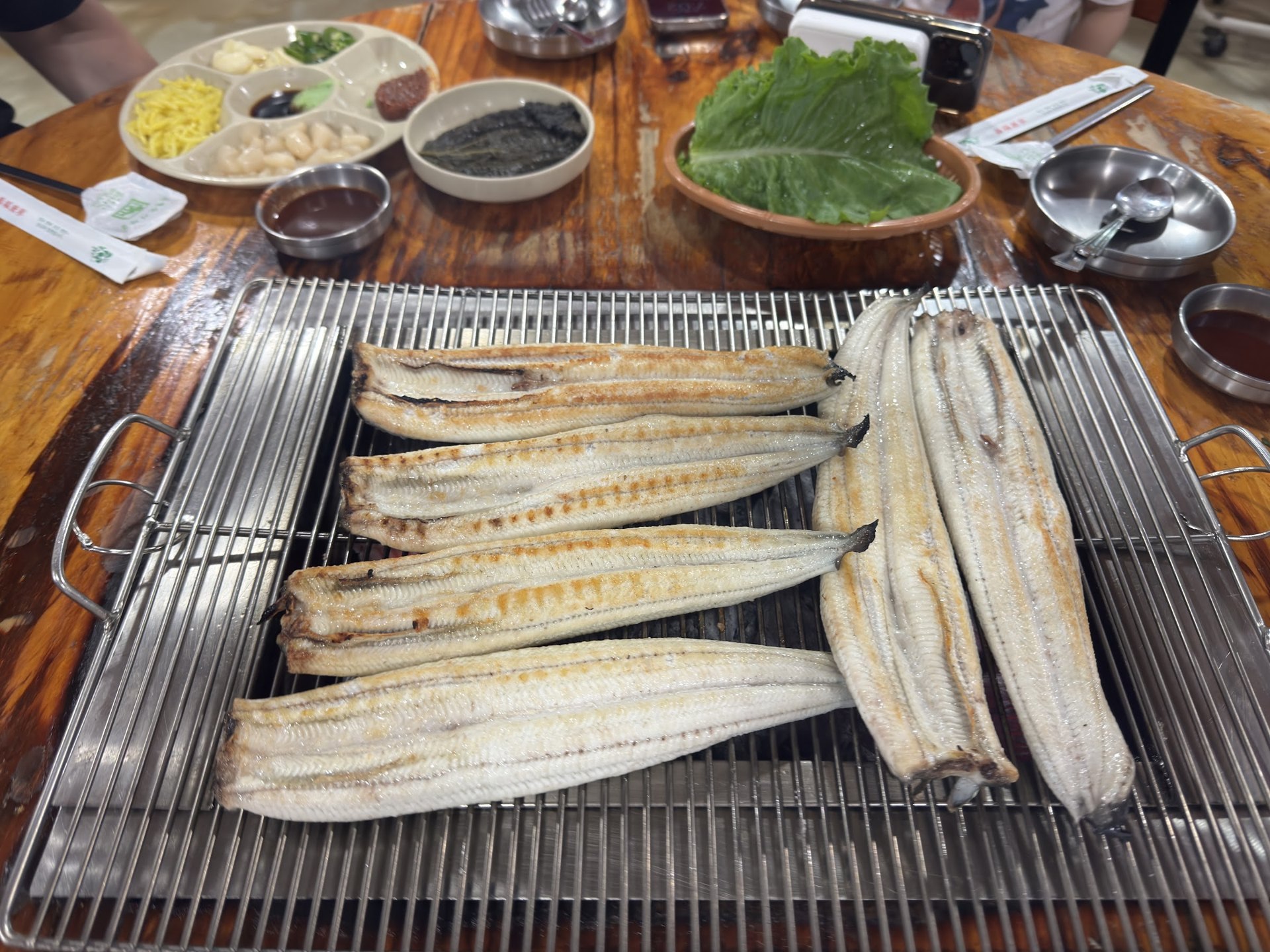 在烤網上慢慢烤成金黃的鰻魚