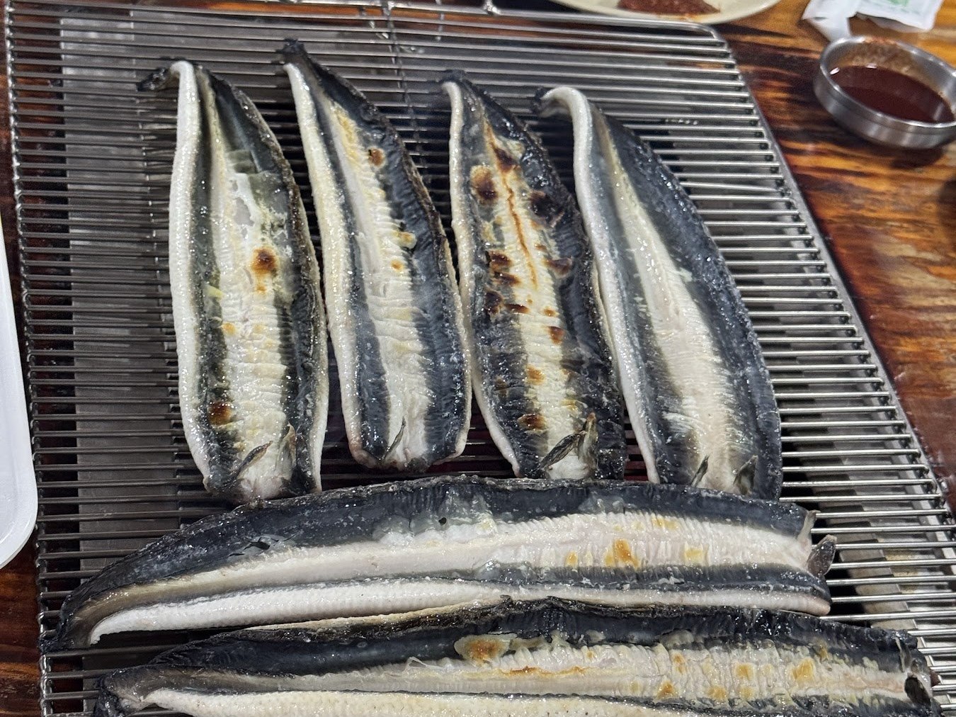 平放在烤網上排好的生鰻魚