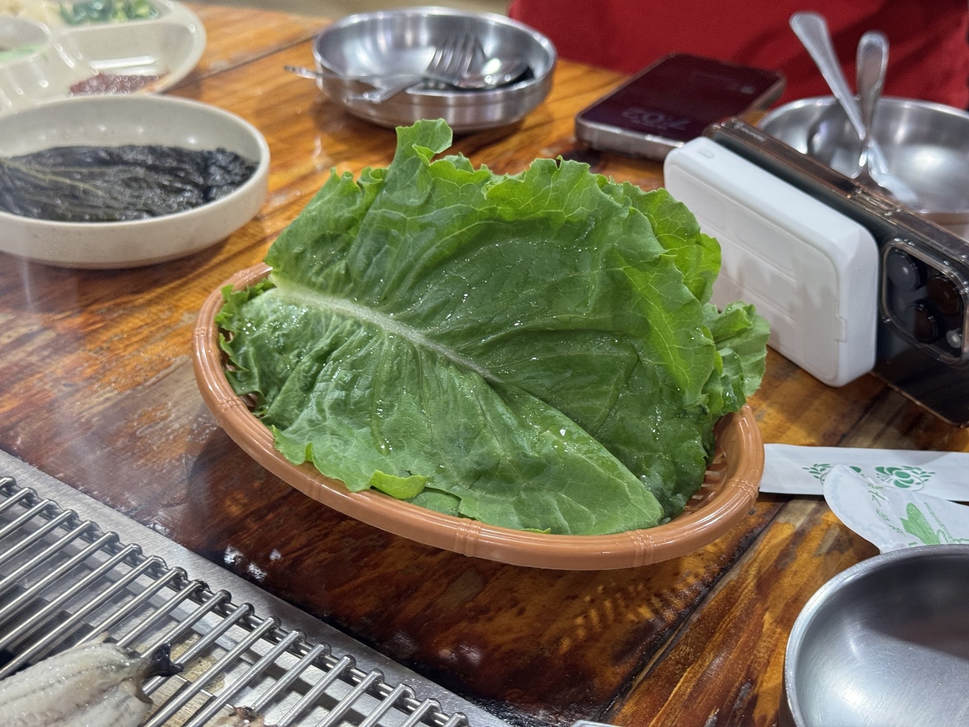 裝在籃子裡端出來的生菜與紫蘇葉