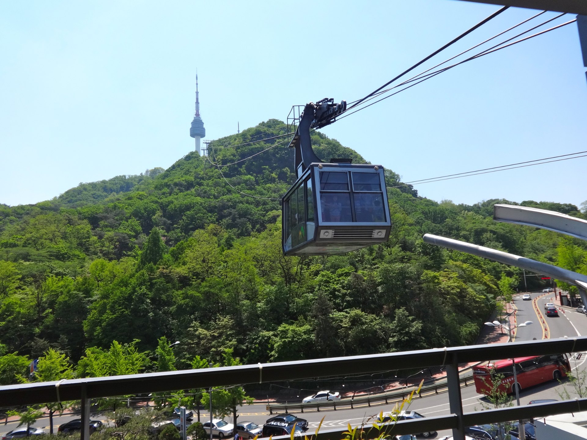 綠色的南山與纜車