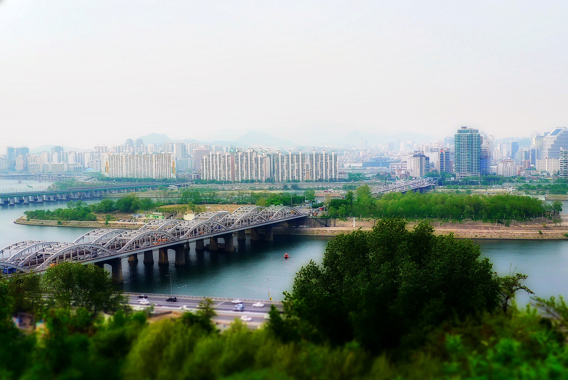 從漢江大橋旁望向鷺得島與江邊的風景