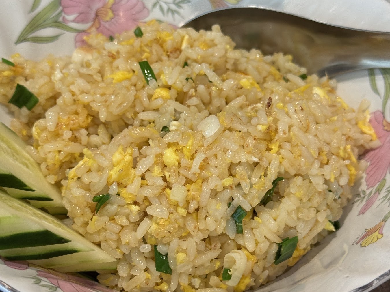 盛在盤子裡的泰式炒飯