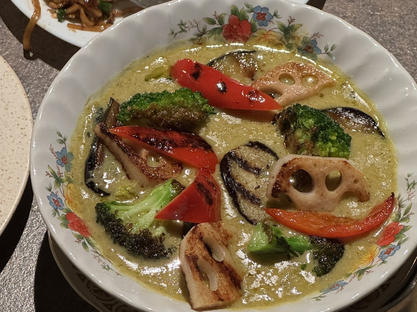 放了茄子、蓮藕與青花菜的綠色綠咖哩