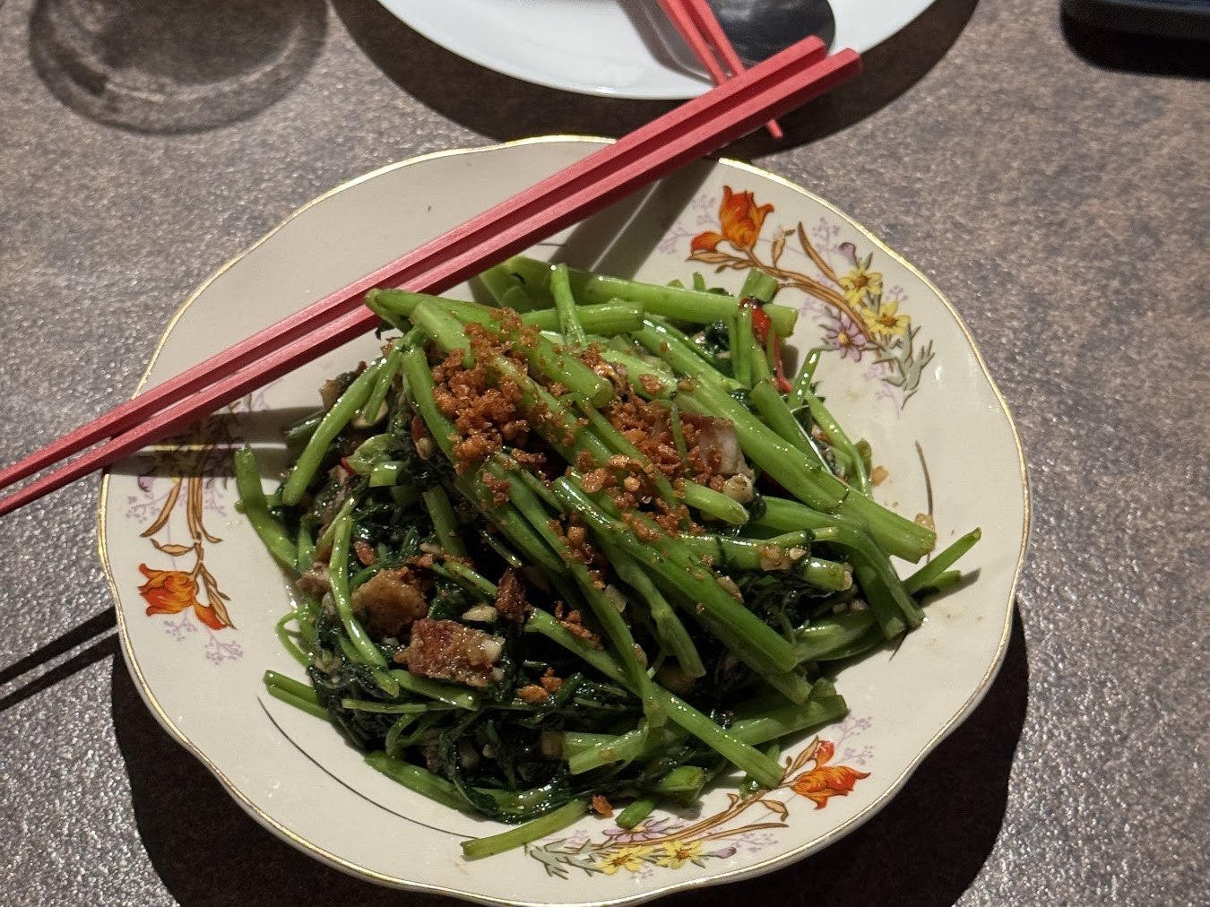 用大火快炒的空心菜