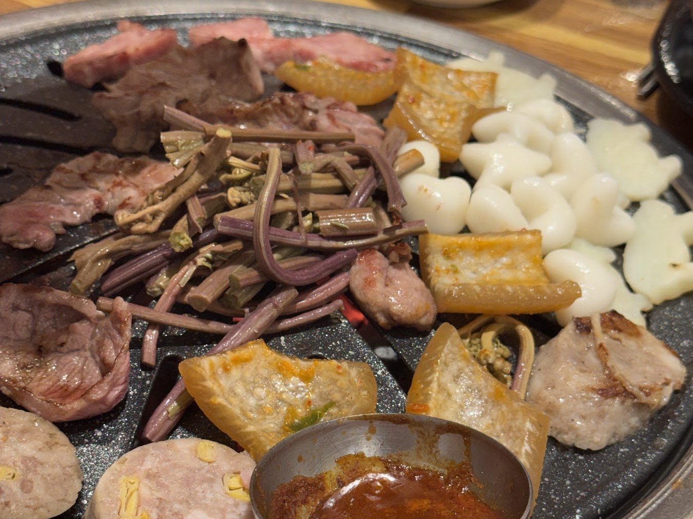 擺滿肉、菇類與年糕的鑄鐵烤盤