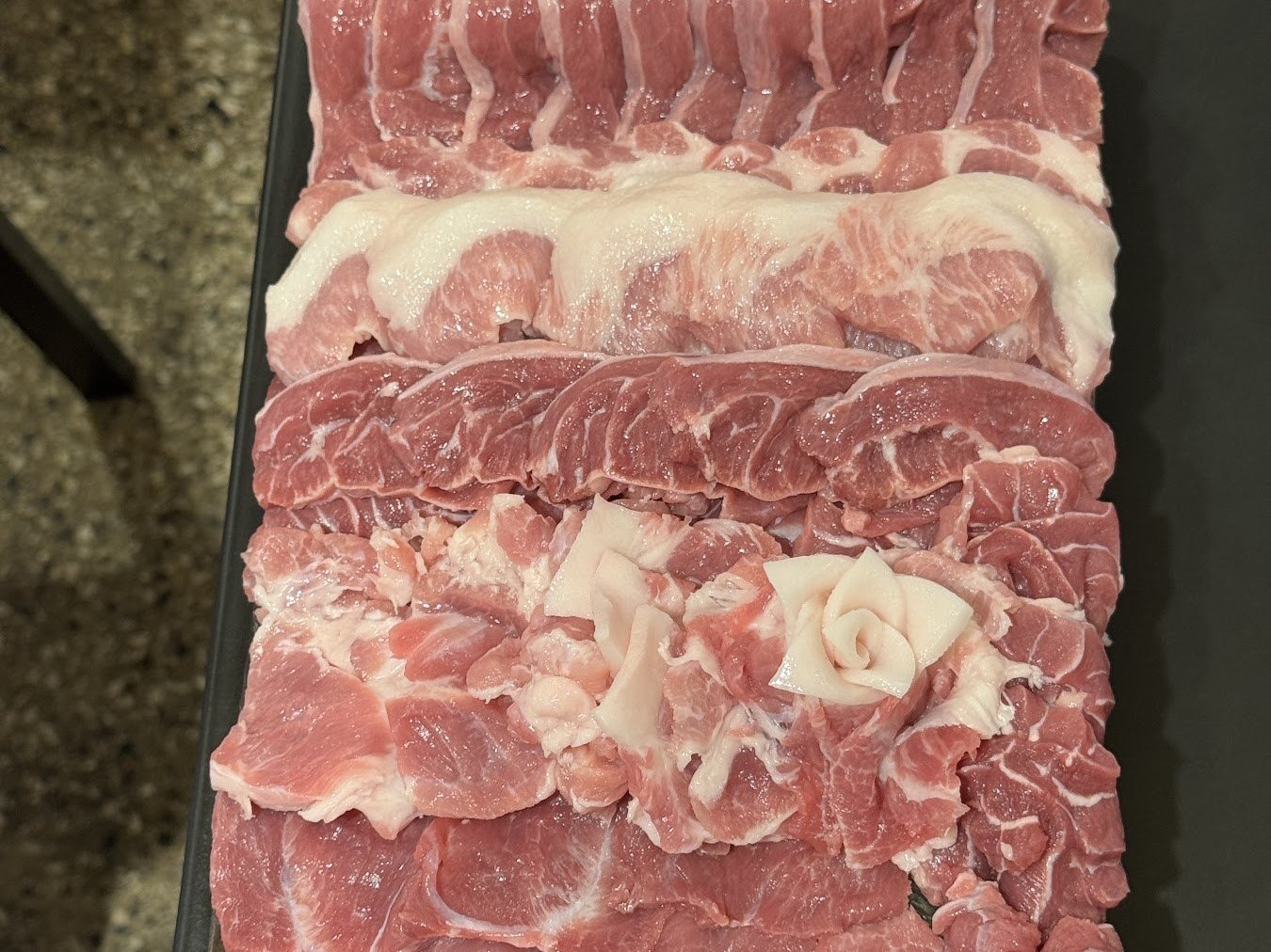 托盤上依部位分層盛放的濟州產生肉