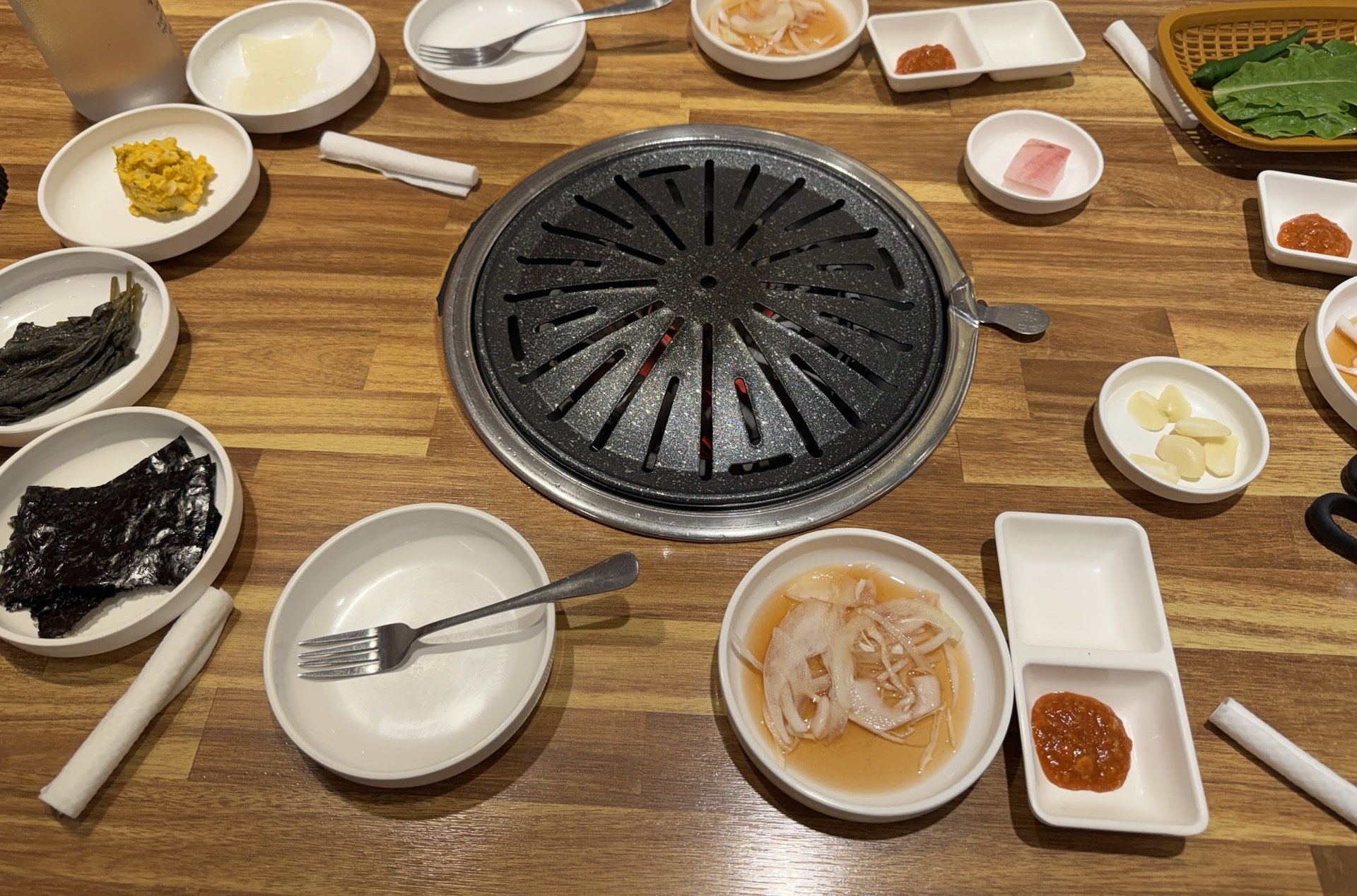 豬頰肉店的基本桌菜，以及擺在正中央的鑄鐵烤盤