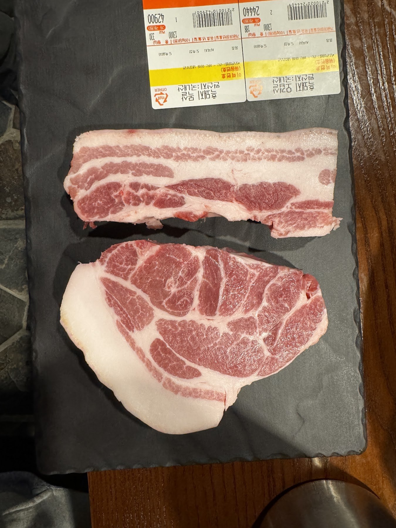放在黑色石板上、與肉一起端出的等級評定標籤