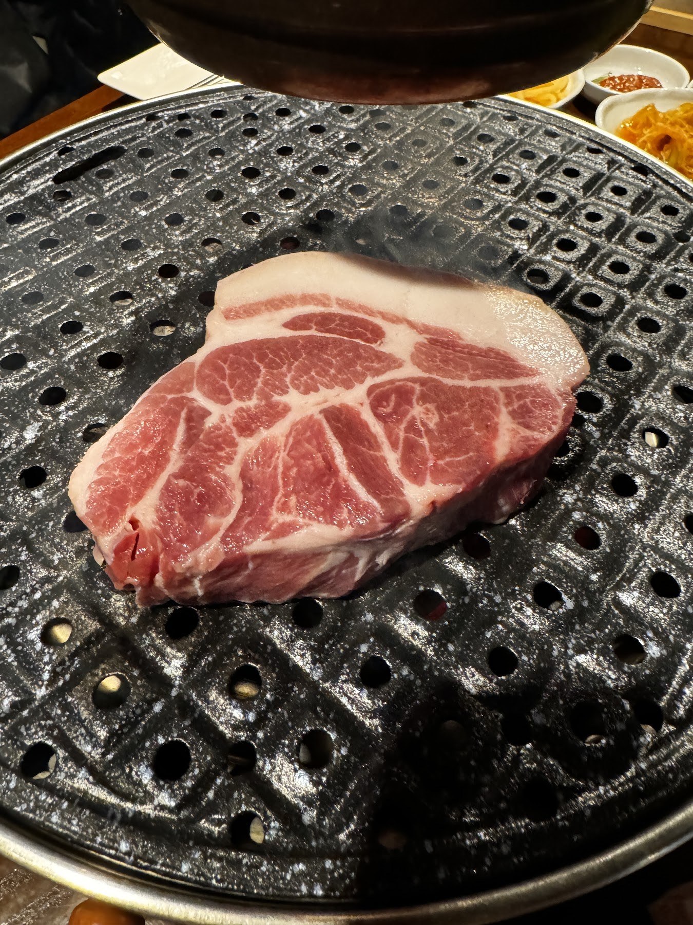 整塊放在烤盤上的梅花肉