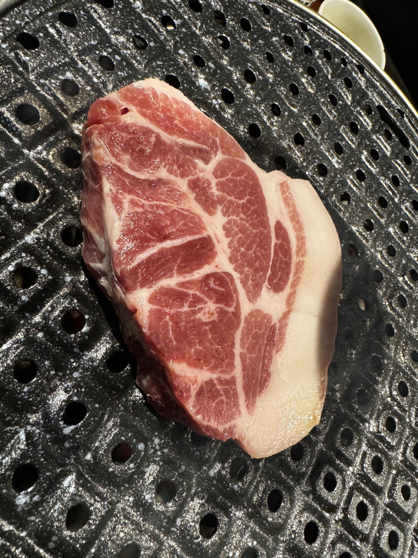 放在烤盤上的一大塊梅花肉