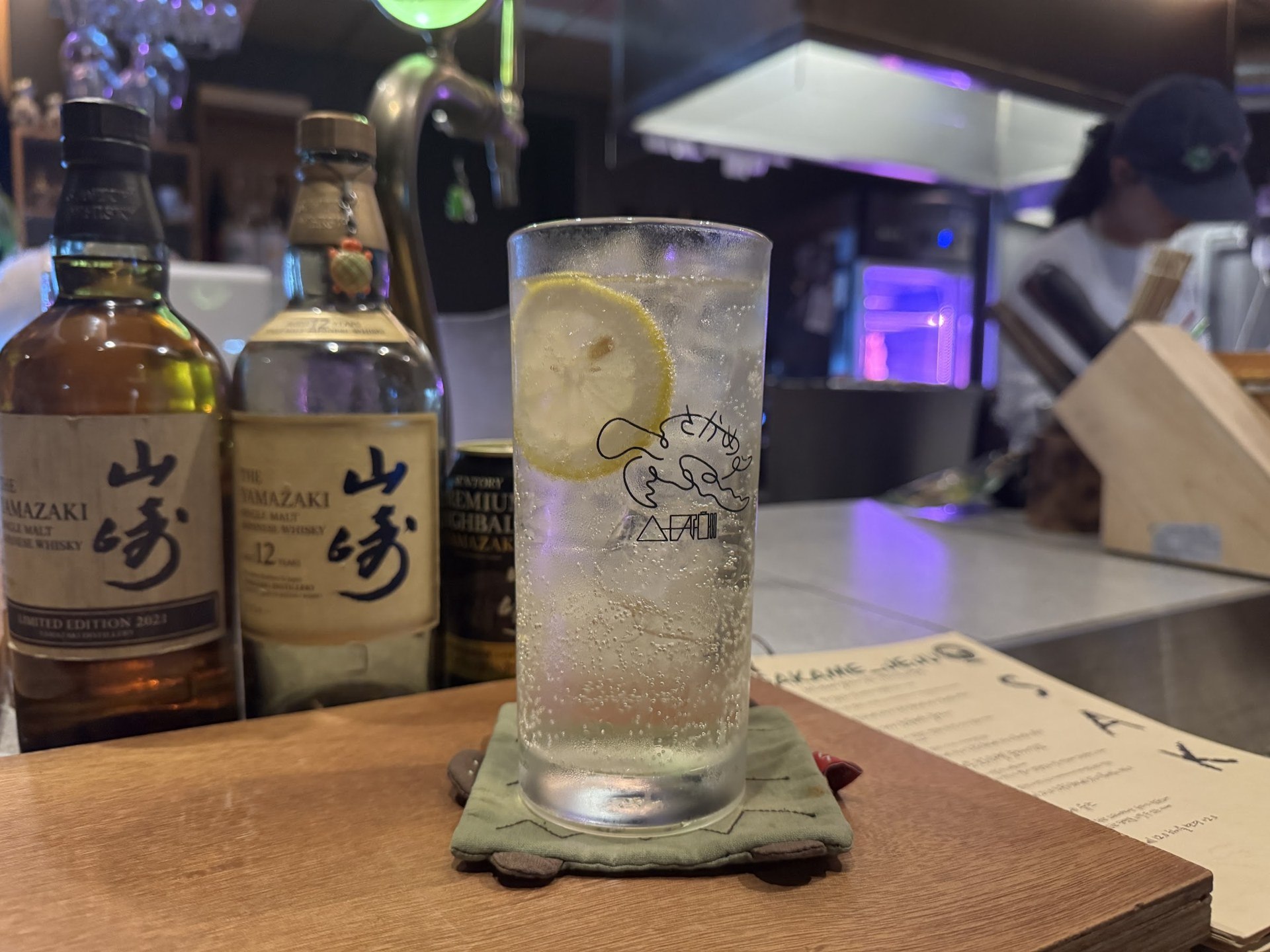 放著檸檬的highball，與後方排開的威士忌酒瓶