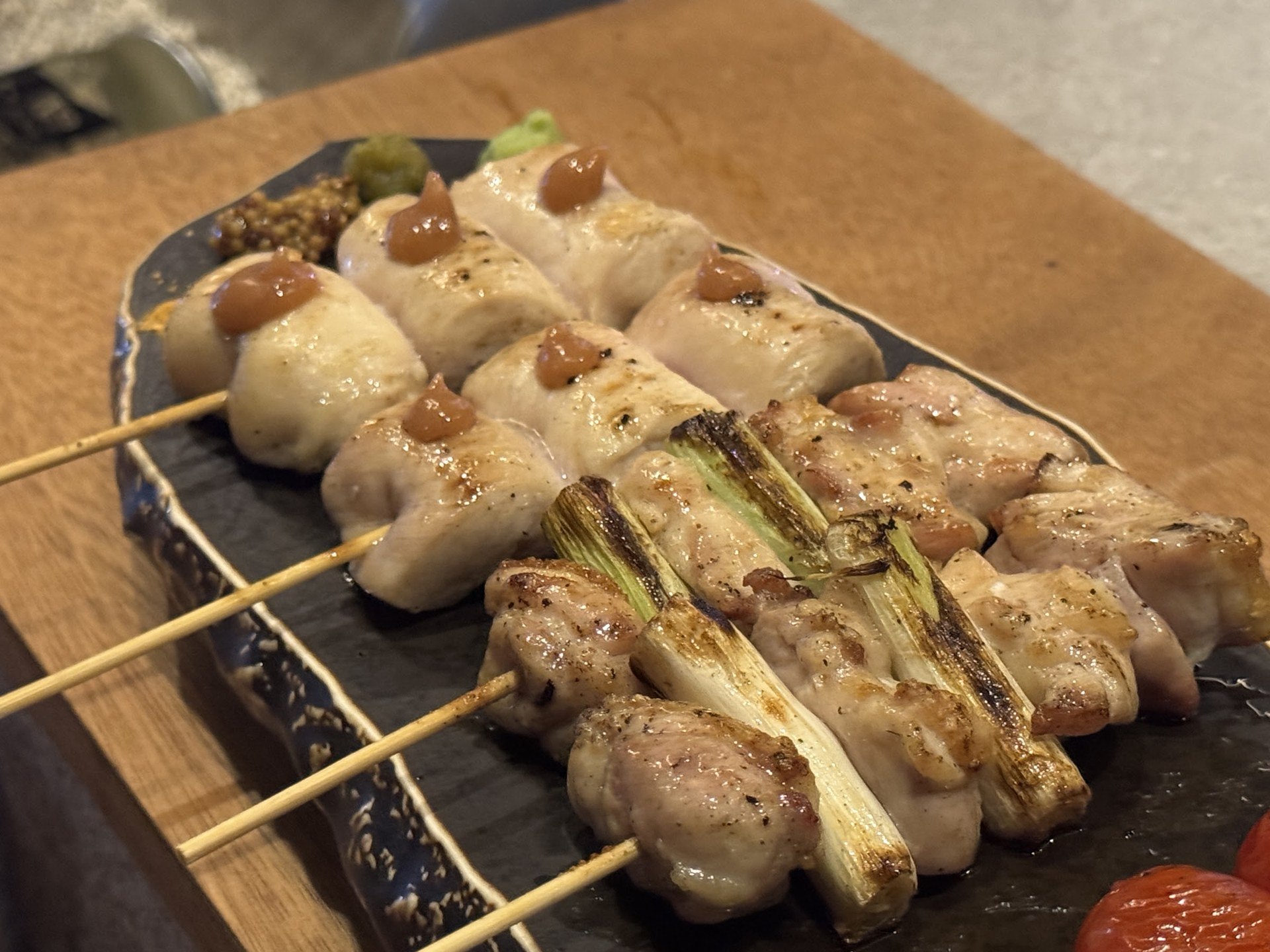 中間夾著蔥段烤的雞肉串燒盤