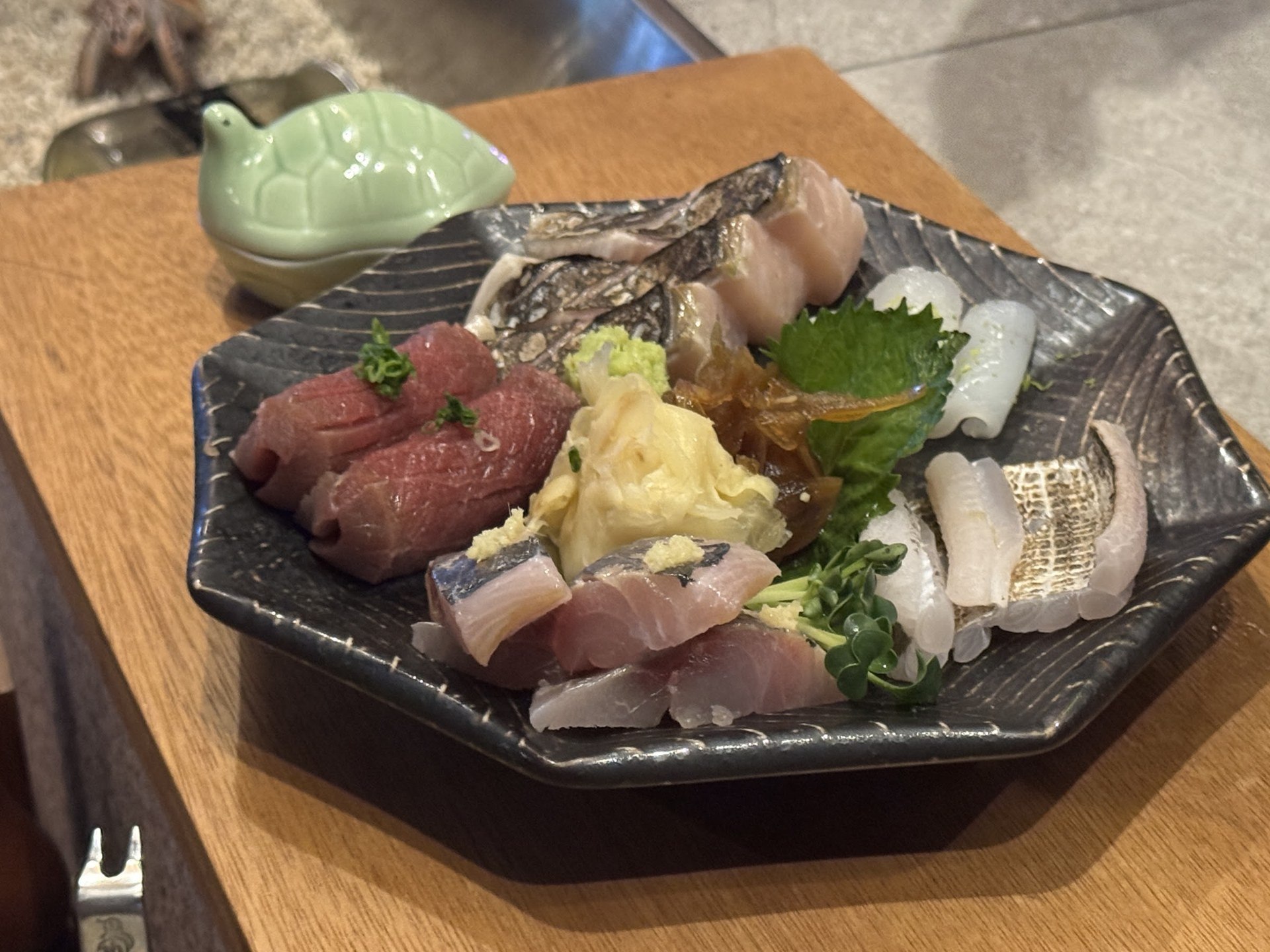 八角盤上盛著五種的今日生魚片