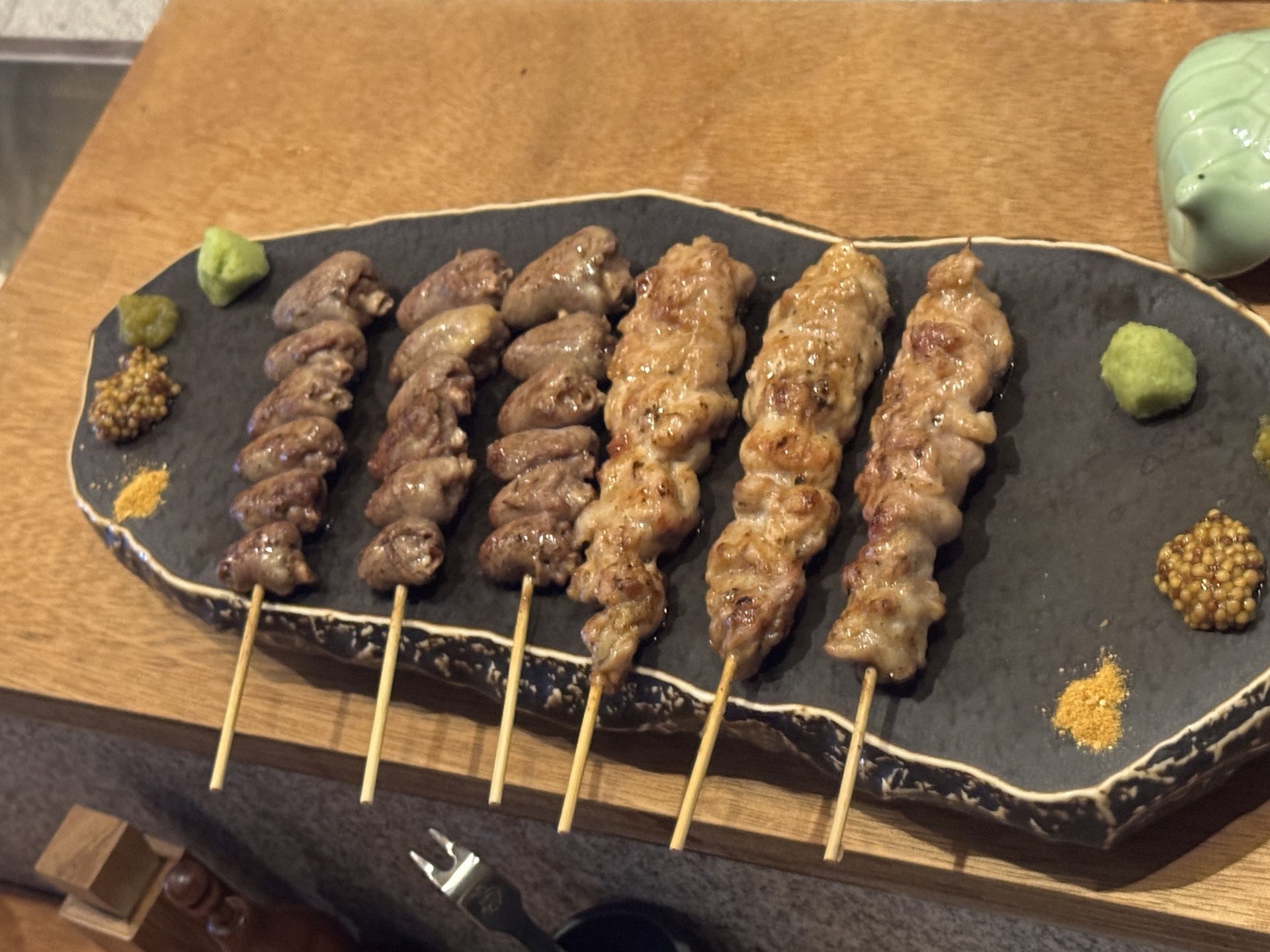 盛在黑色石板上的雞肉串燒