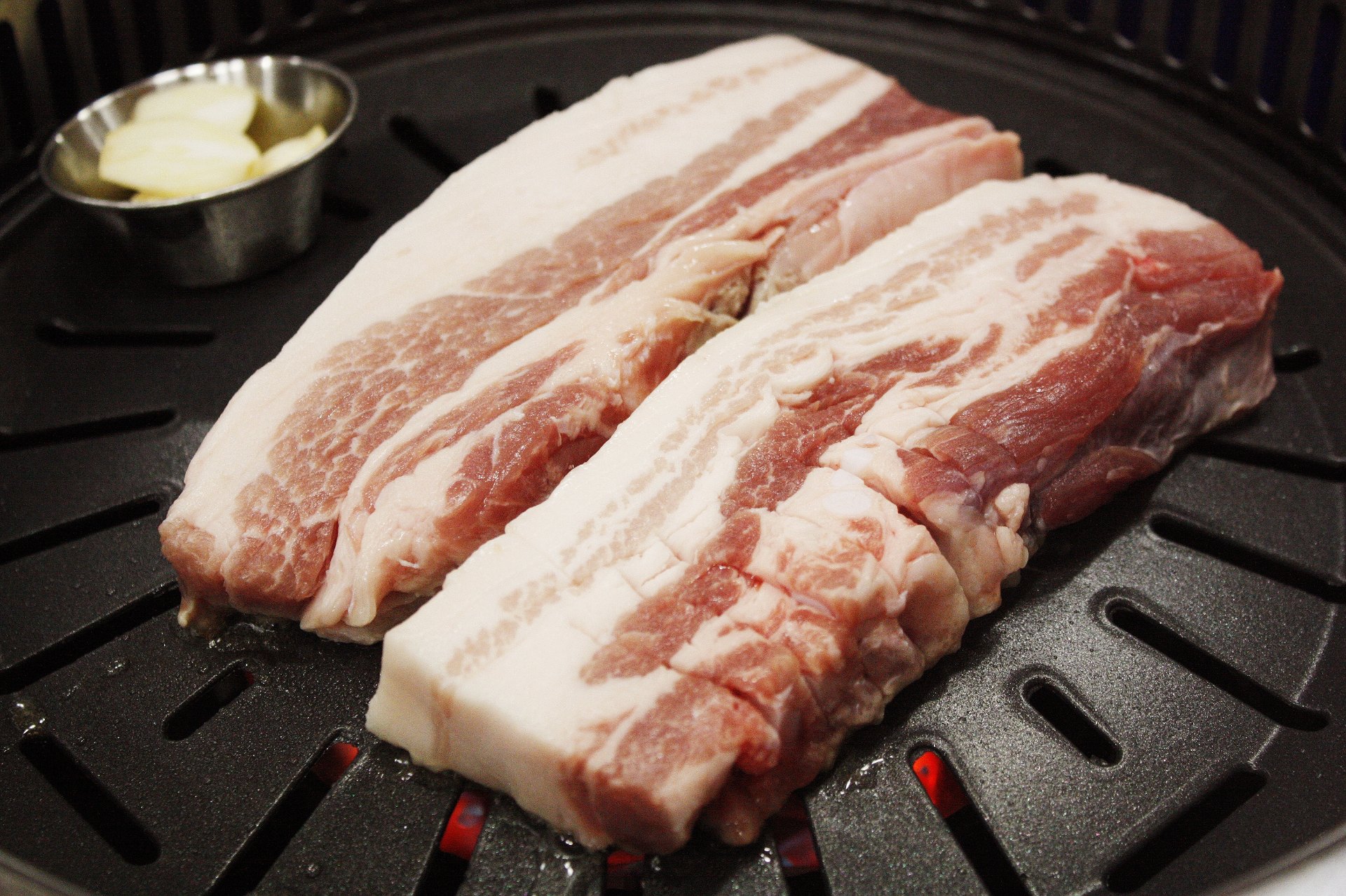 放在烤網上的厚切生五花肉