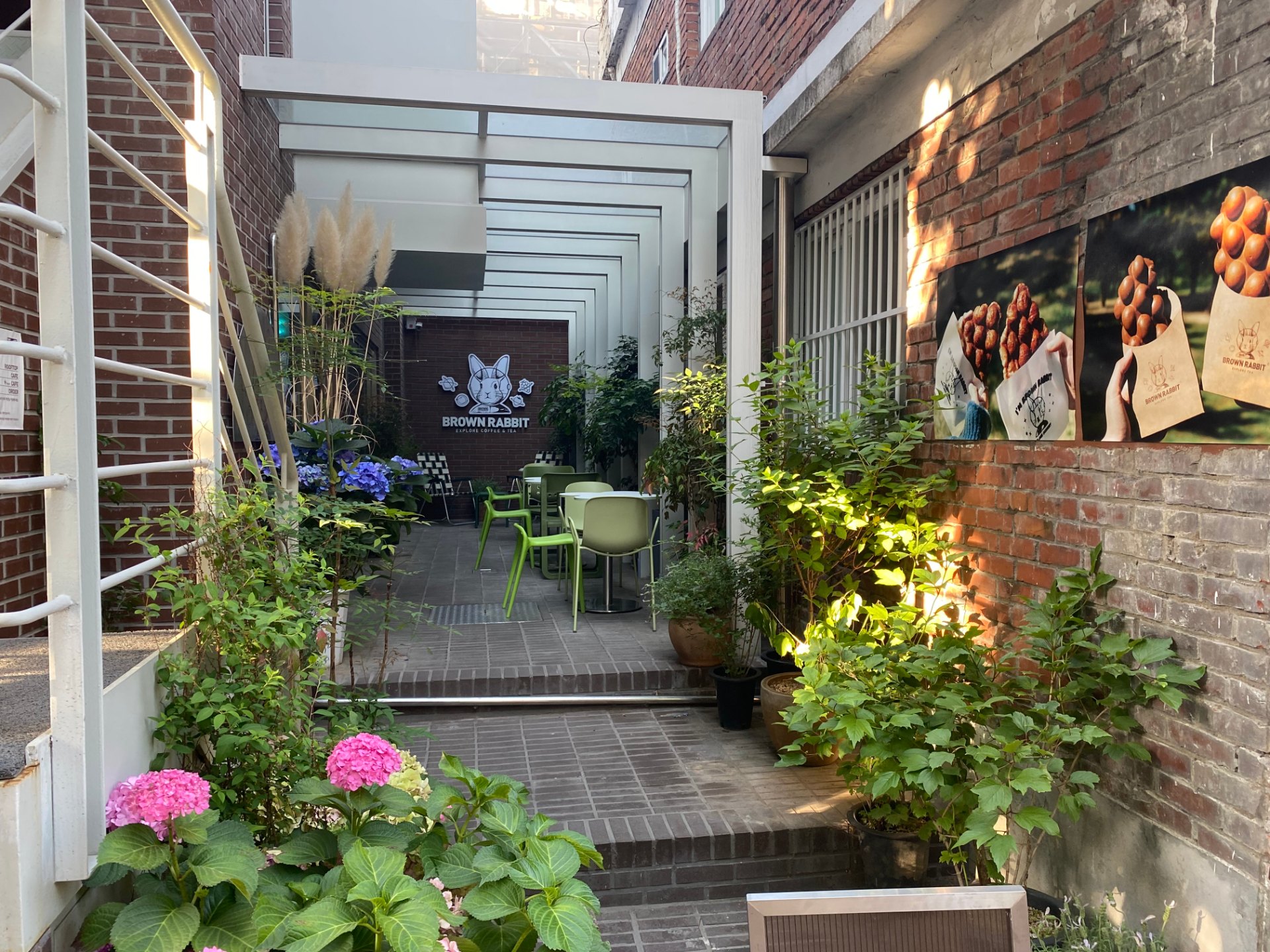 Flower-decorated cafe in Seongsu-dong