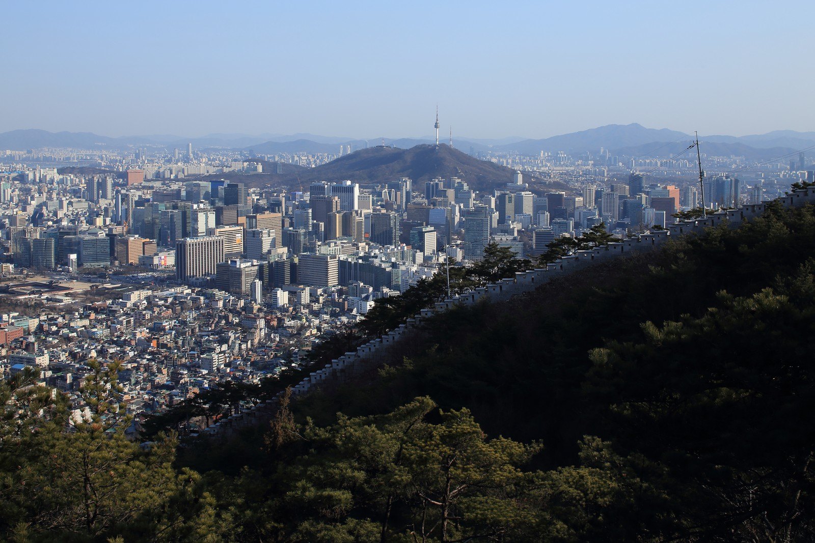 城壁の多くが今も残り、沿って歩けます